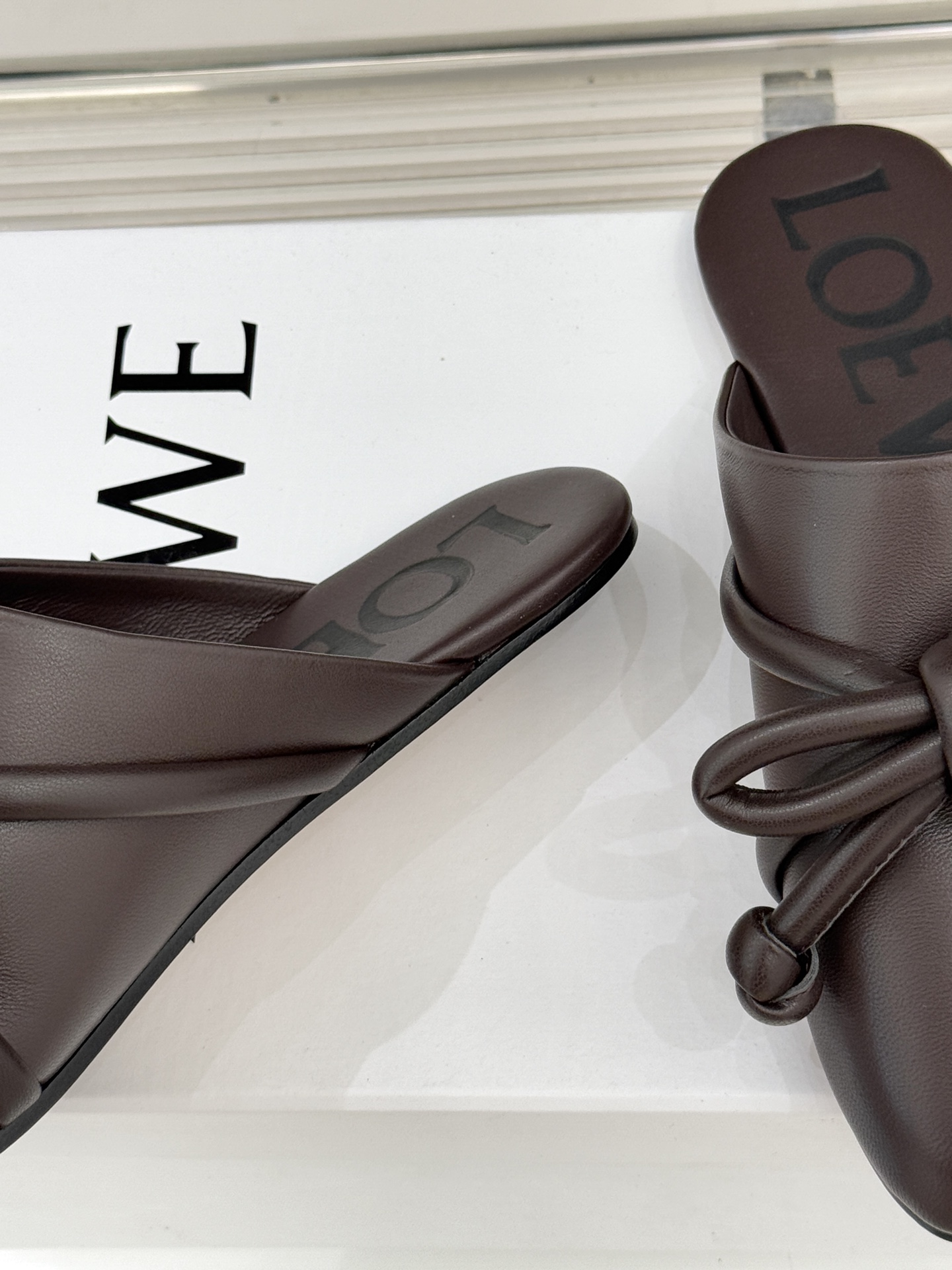 Loewe/罗意威26WF新品蝴蝶结方头包头拖半拖承袭26WF春夏“实用美学”趋势这双拖鞋以西班牙匠艺重