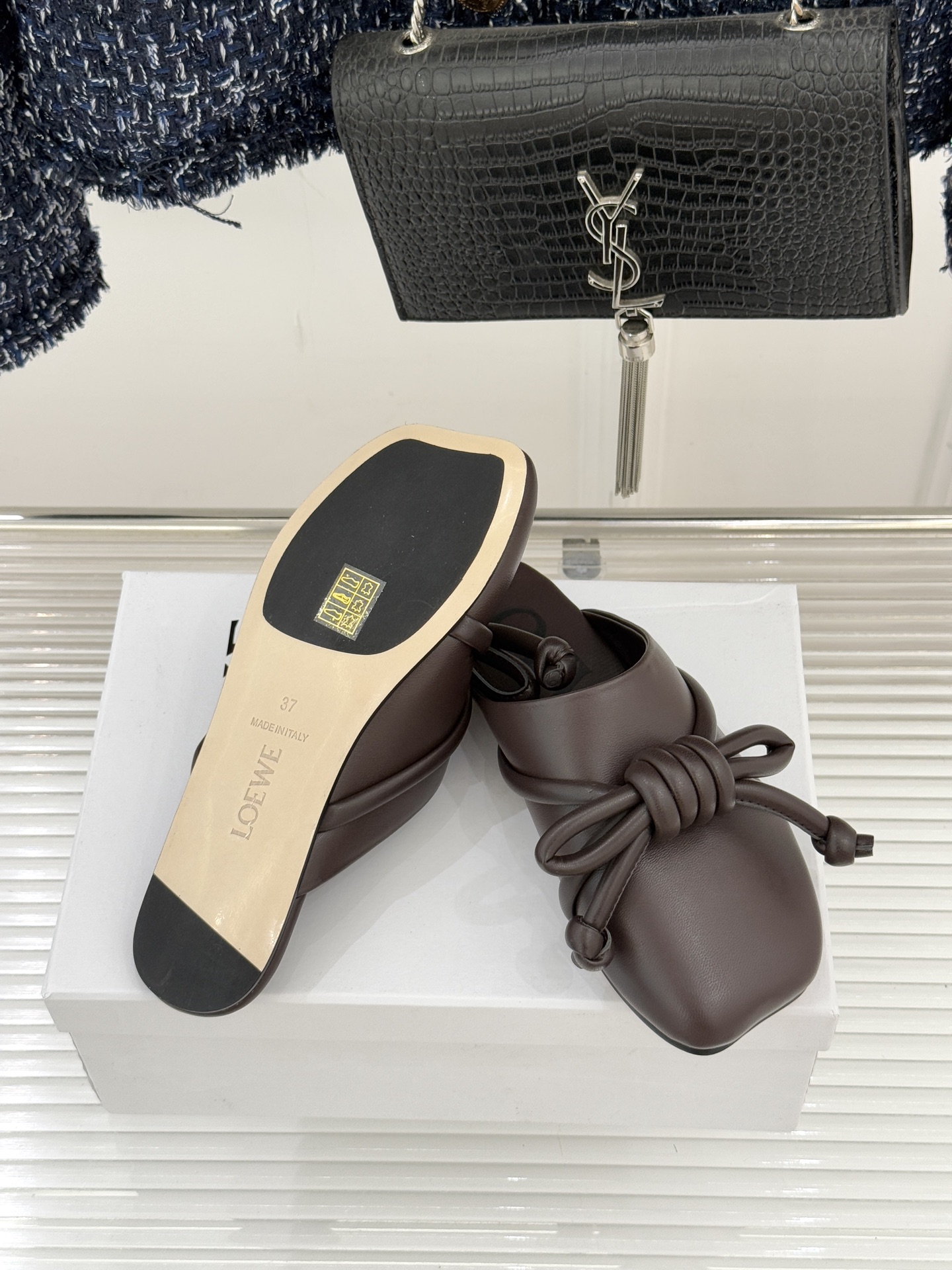 Loewe/罗意威26WF新品蝴蝶结方头包头拖半拖承袭26WF春夏“实用美学”趋势这双拖鞋以西班牙匠艺重