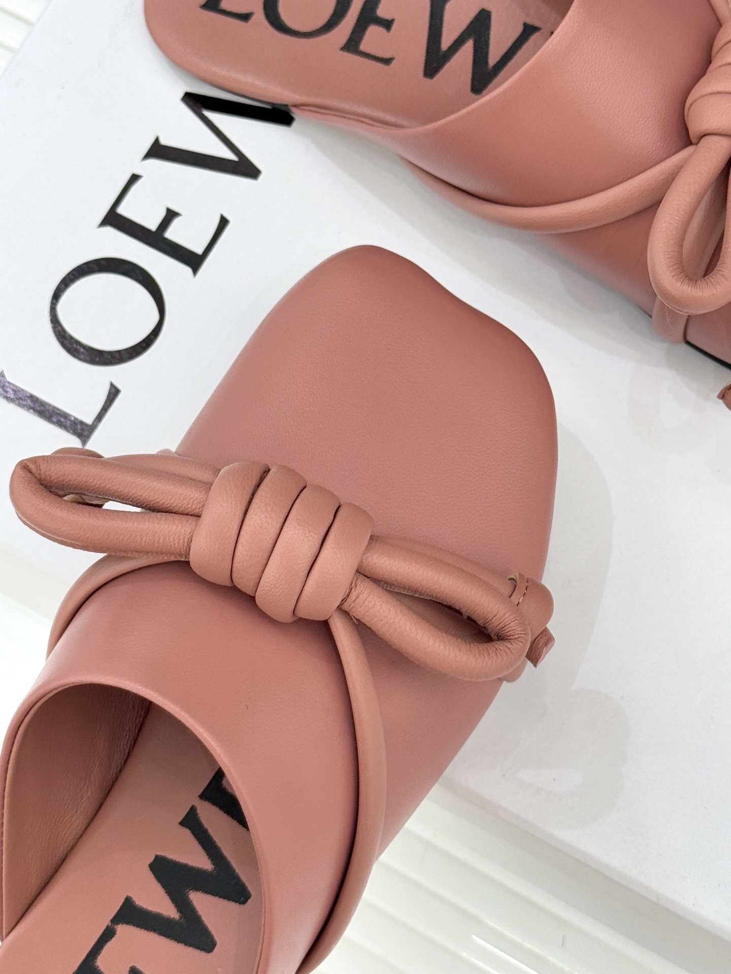 Loewe/罗意威26WF新品蝴蝶结方头包头拖半拖承袭26WF春夏“实用美学”趋势这双拖鞋以西班牙匠艺重
