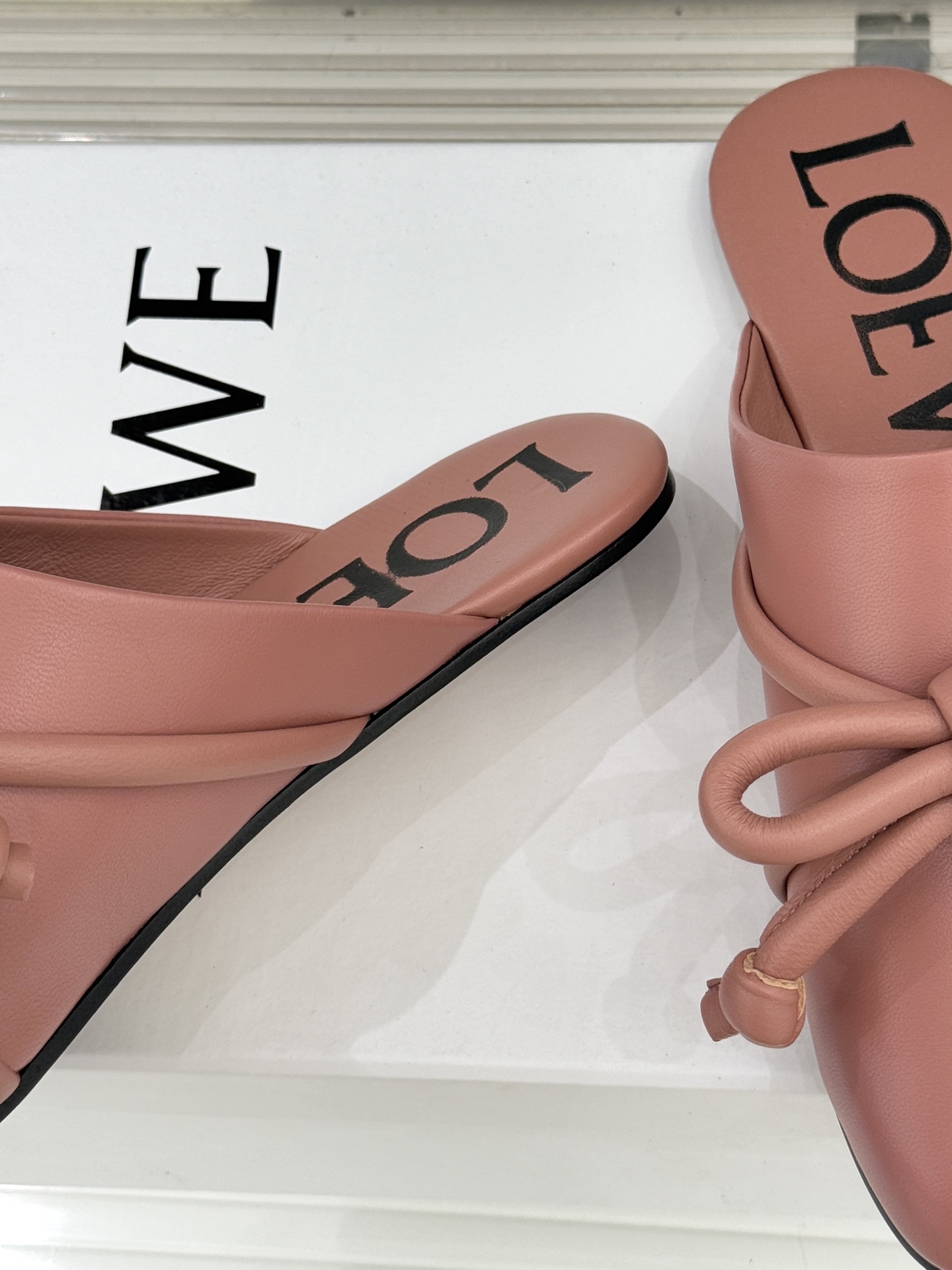 Loewe/罗意威26WF新品蝴蝶结方头包头拖半拖承袭26WF春夏“实用美学”趋势这双拖鞋以西班牙匠艺重