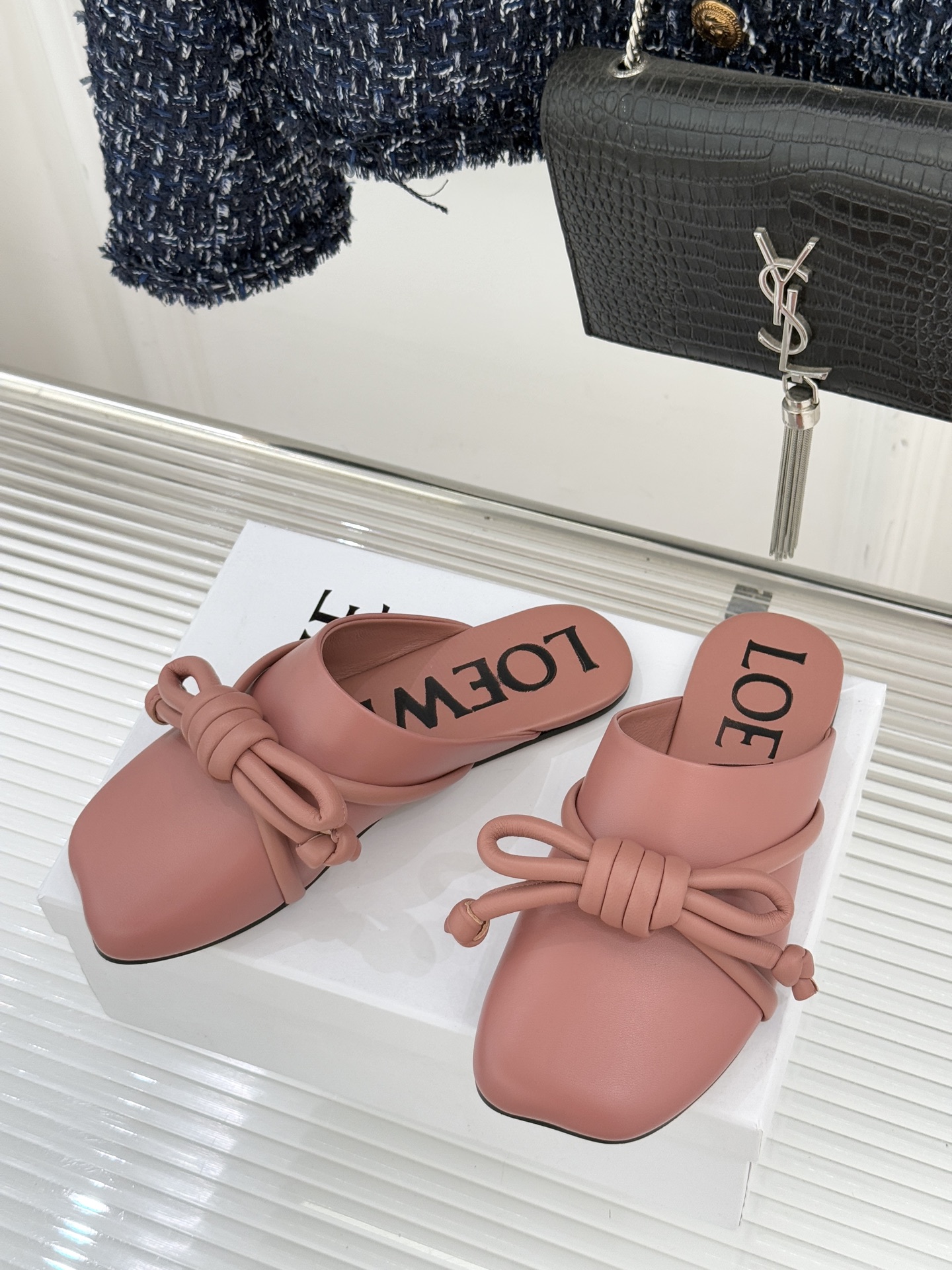 Loewe/罗意威26WF新品蝴蝶结方头包头拖半拖承袭26WF春夏“实用美学”趋势这双拖鞋以西班牙匠艺重