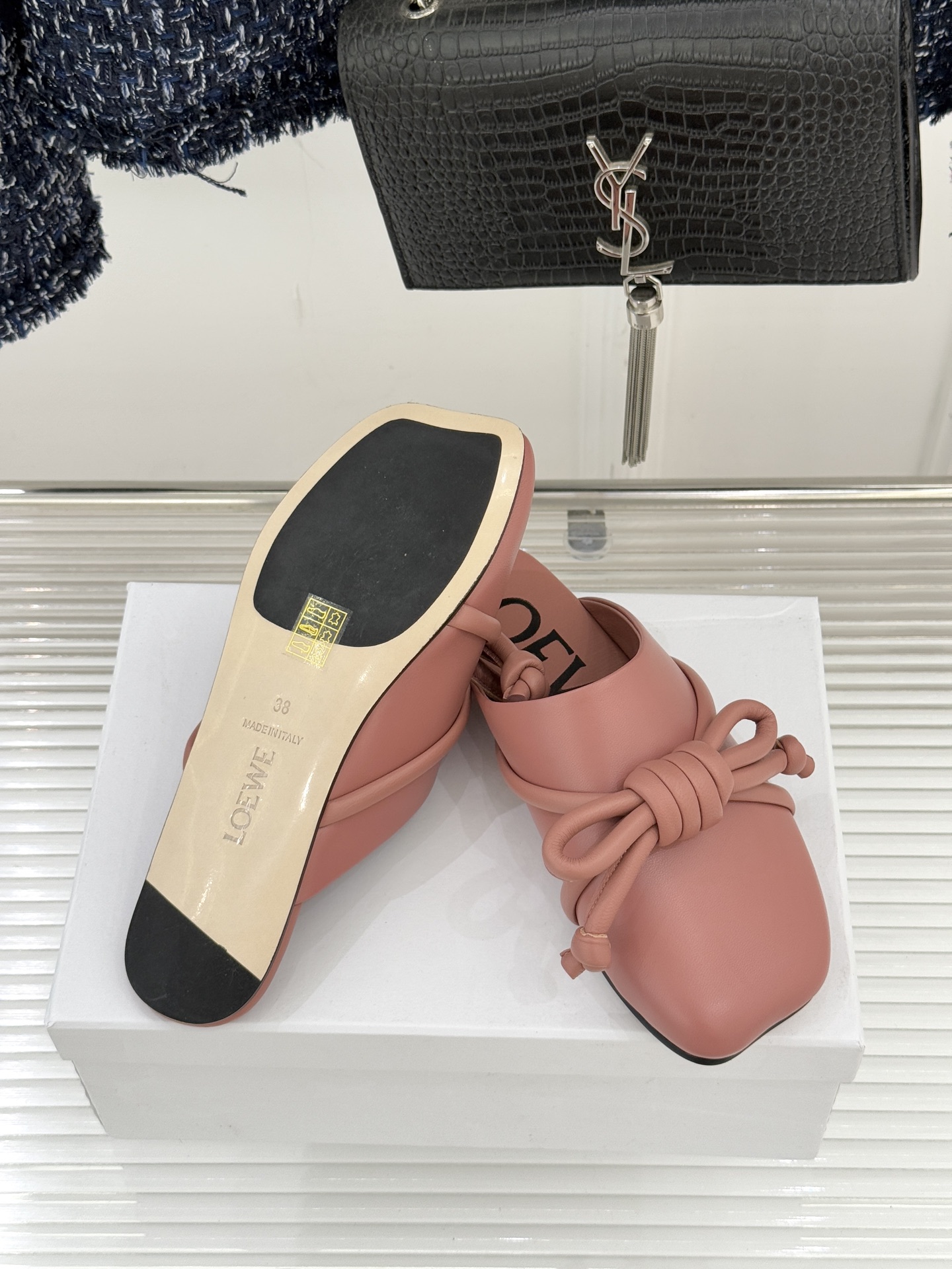 Loewe/罗意威26WF新品蝴蝶结方头包头拖半拖承袭26WF春夏“实用美学”趋势这双拖鞋以西班牙匠艺重