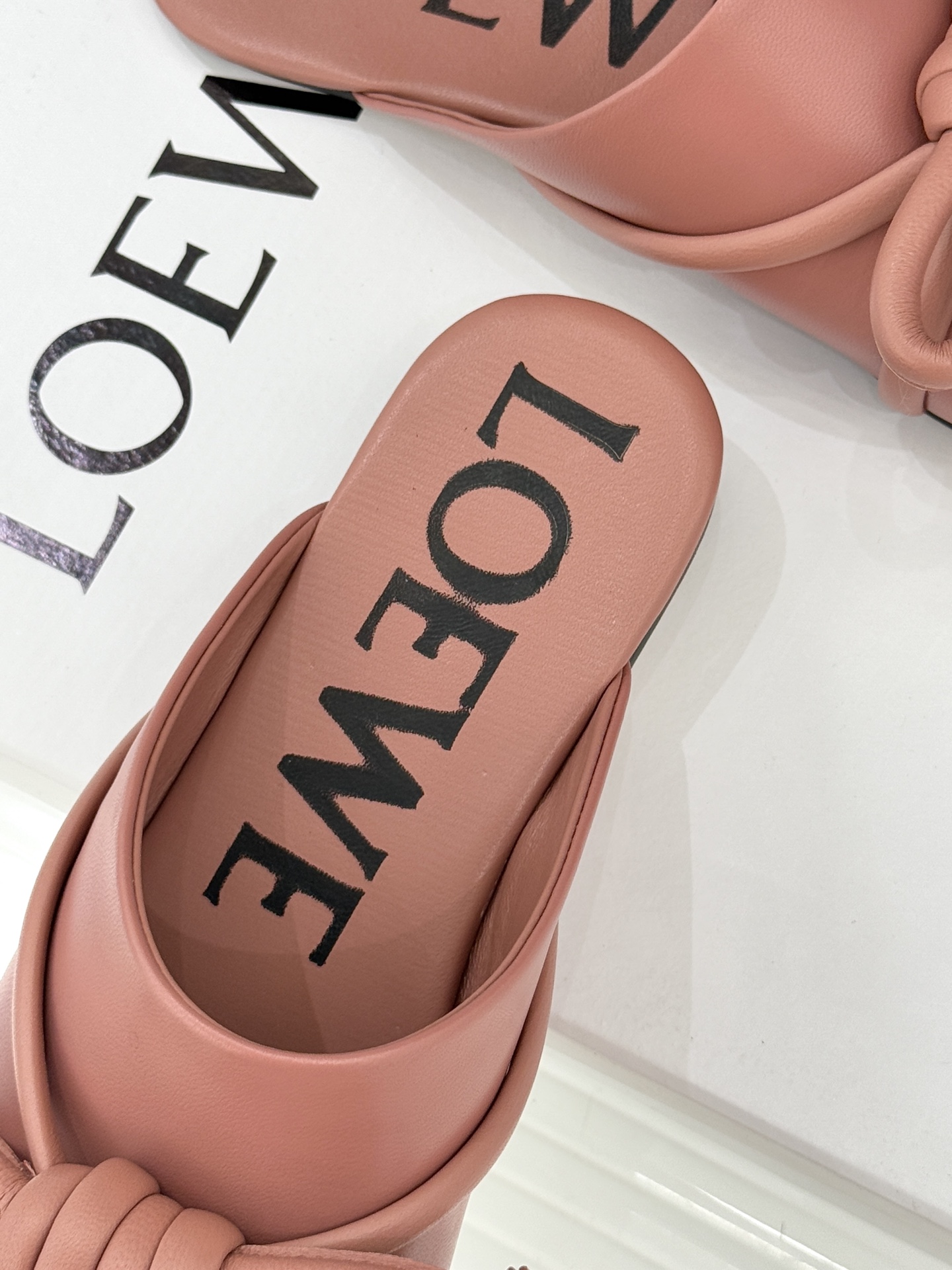 Loewe/罗意威26WF新品蝴蝶结方头包头拖半拖承袭26WF春夏“实用美学”趋势这双拖鞋以西班牙匠艺重