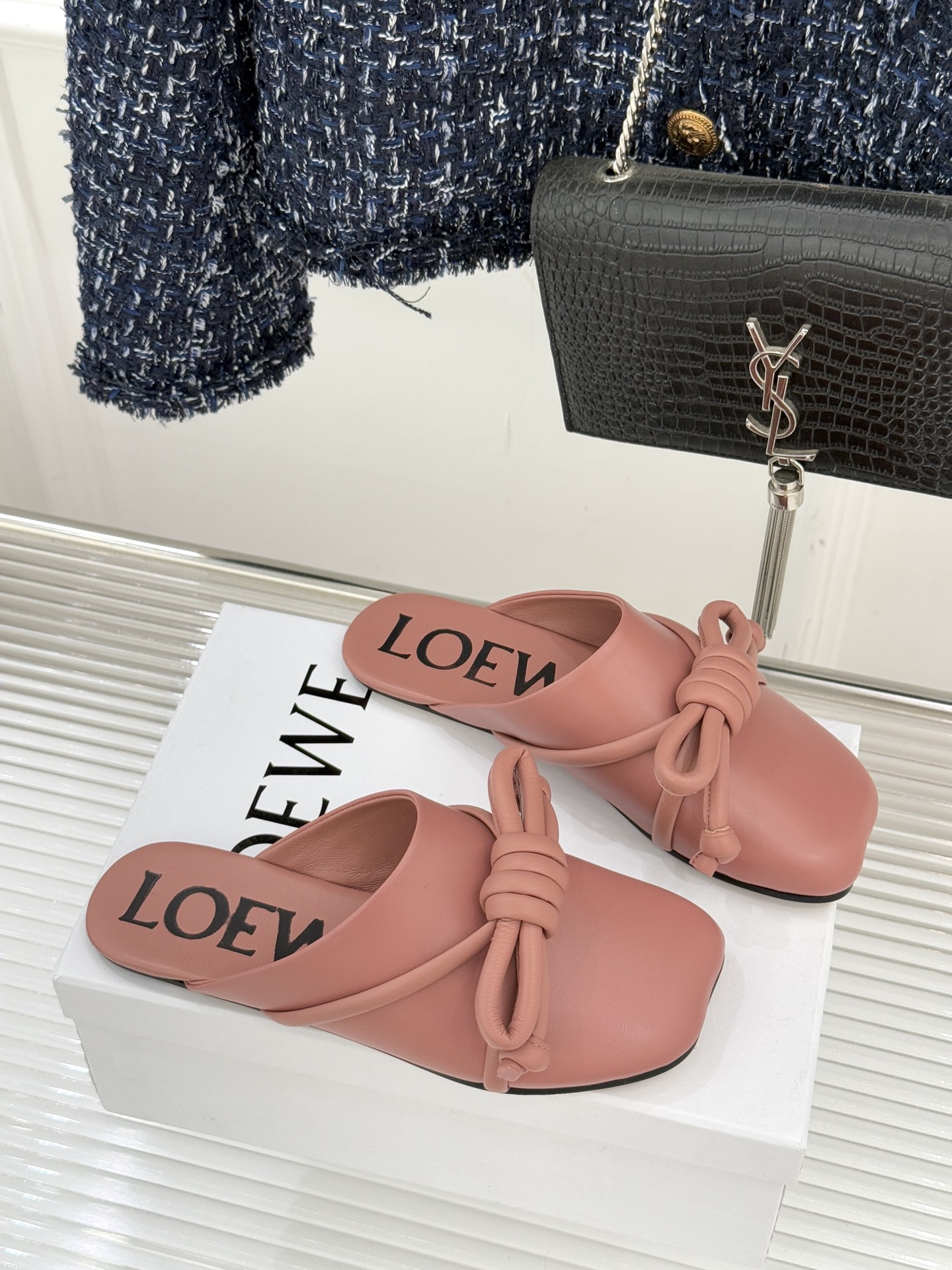 Loewe/罗意威26WF新品蝴蝶结方头包头拖半拖承袭26WF春夏“实用美学”趋势这双拖鞋以西班牙匠艺重