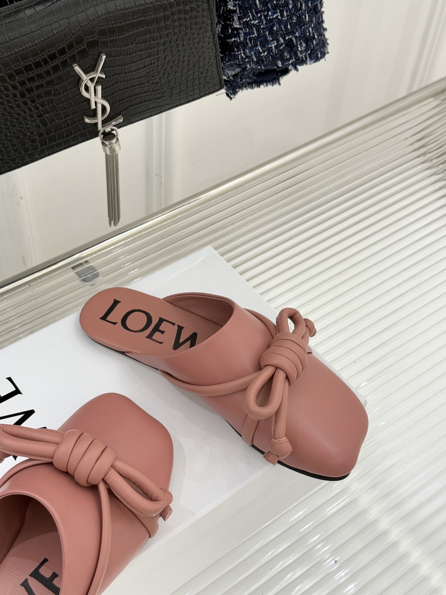 Loewe/罗意威26WF新品蝴蝶结方头包头拖半拖承袭26WF春夏“实用美学”趋势这双拖鞋以西班牙匠艺重
