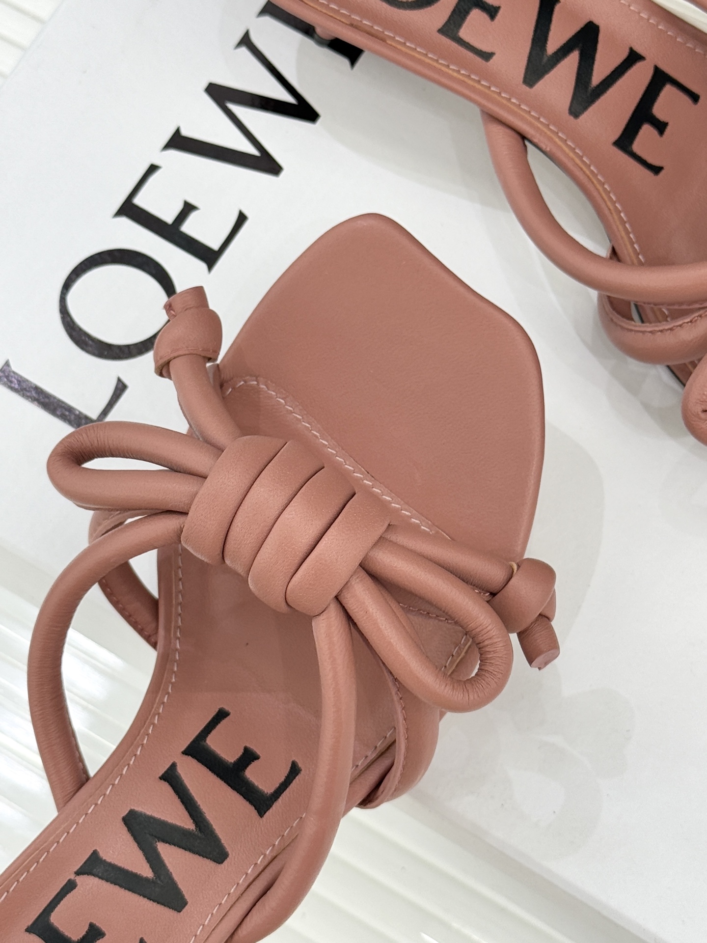 Loewe/罗意威26WF新品蝴蝶结猫跟拖鞋萃取26WF春夏高饱和色彩美学这双拖鞋以西班牙匠艺重塑优雅范