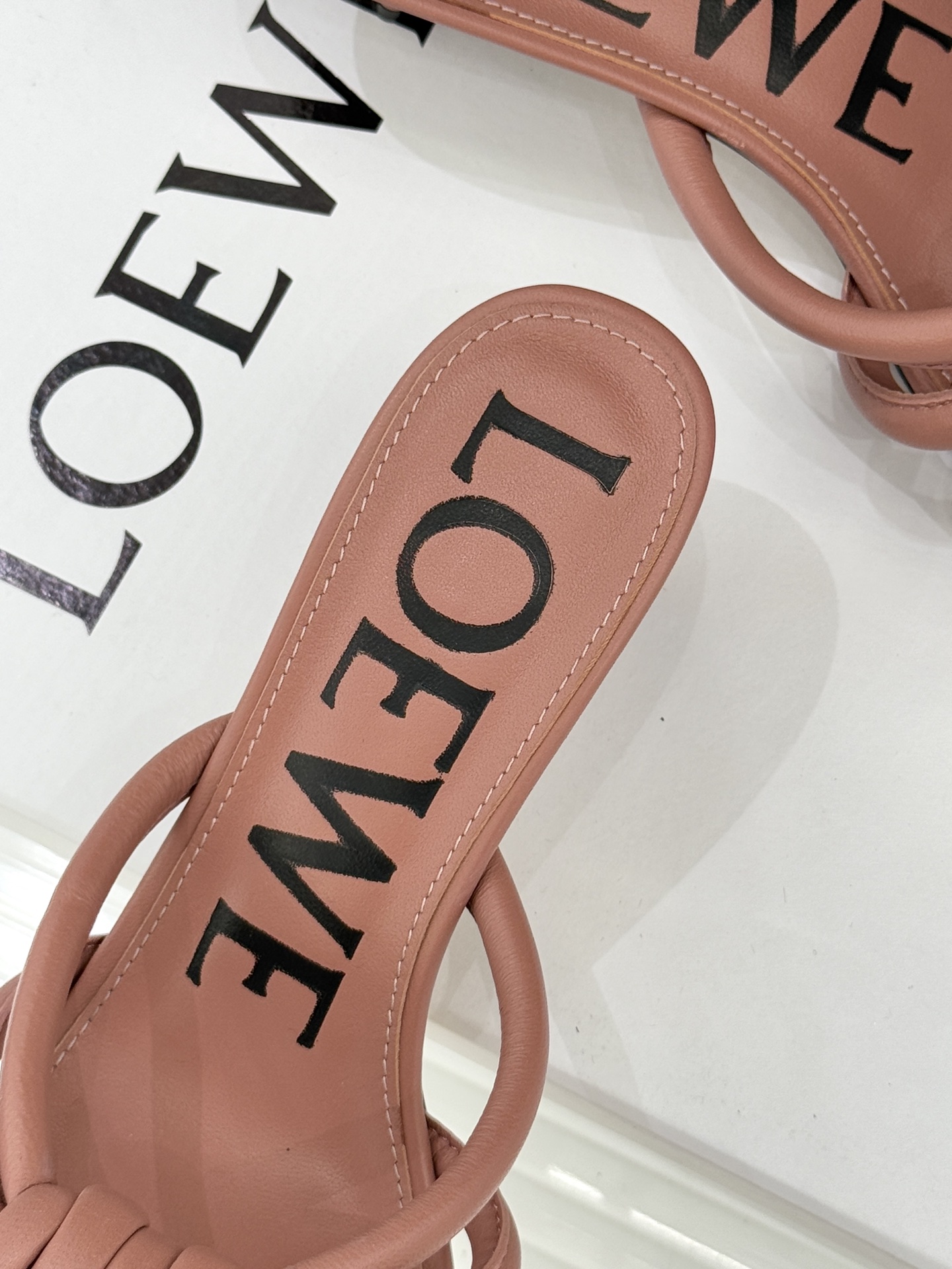 Loewe/罗意威26WF新品蝴蝶结猫跟拖鞋萃取26WF春夏高饱和色彩美学这双拖鞋以西班牙匠艺重塑优雅范