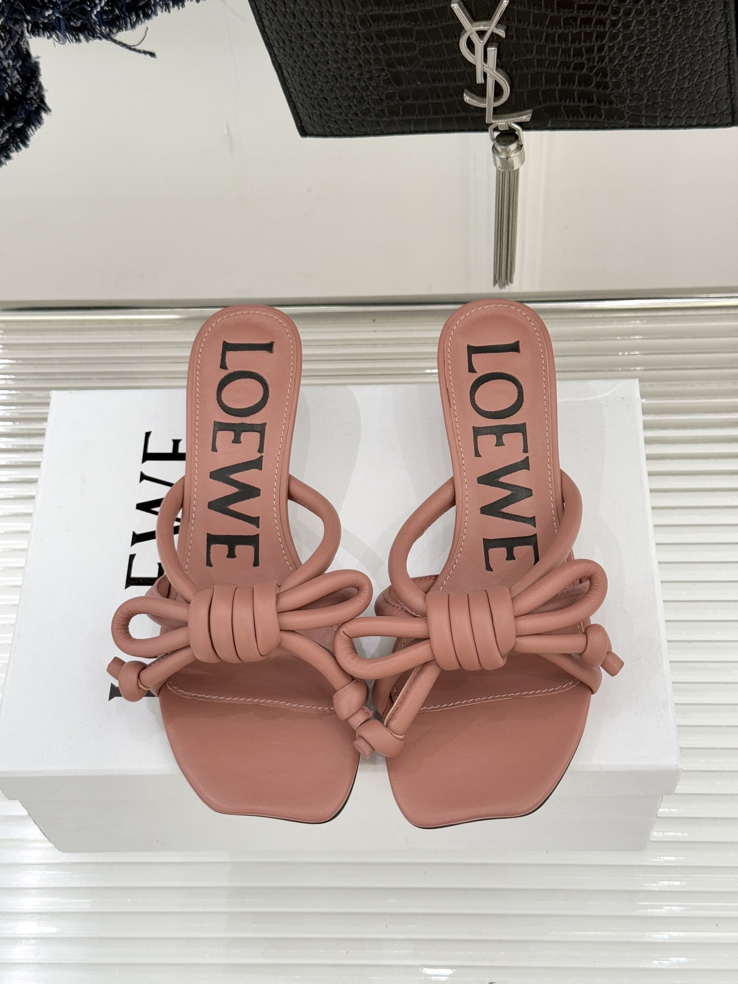 Loewe/罗意威26WF新品蝴蝶结猫跟拖鞋萃取26WF春夏高饱和色彩美学这双拖鞋以西班牙匠艺重塑优雅范