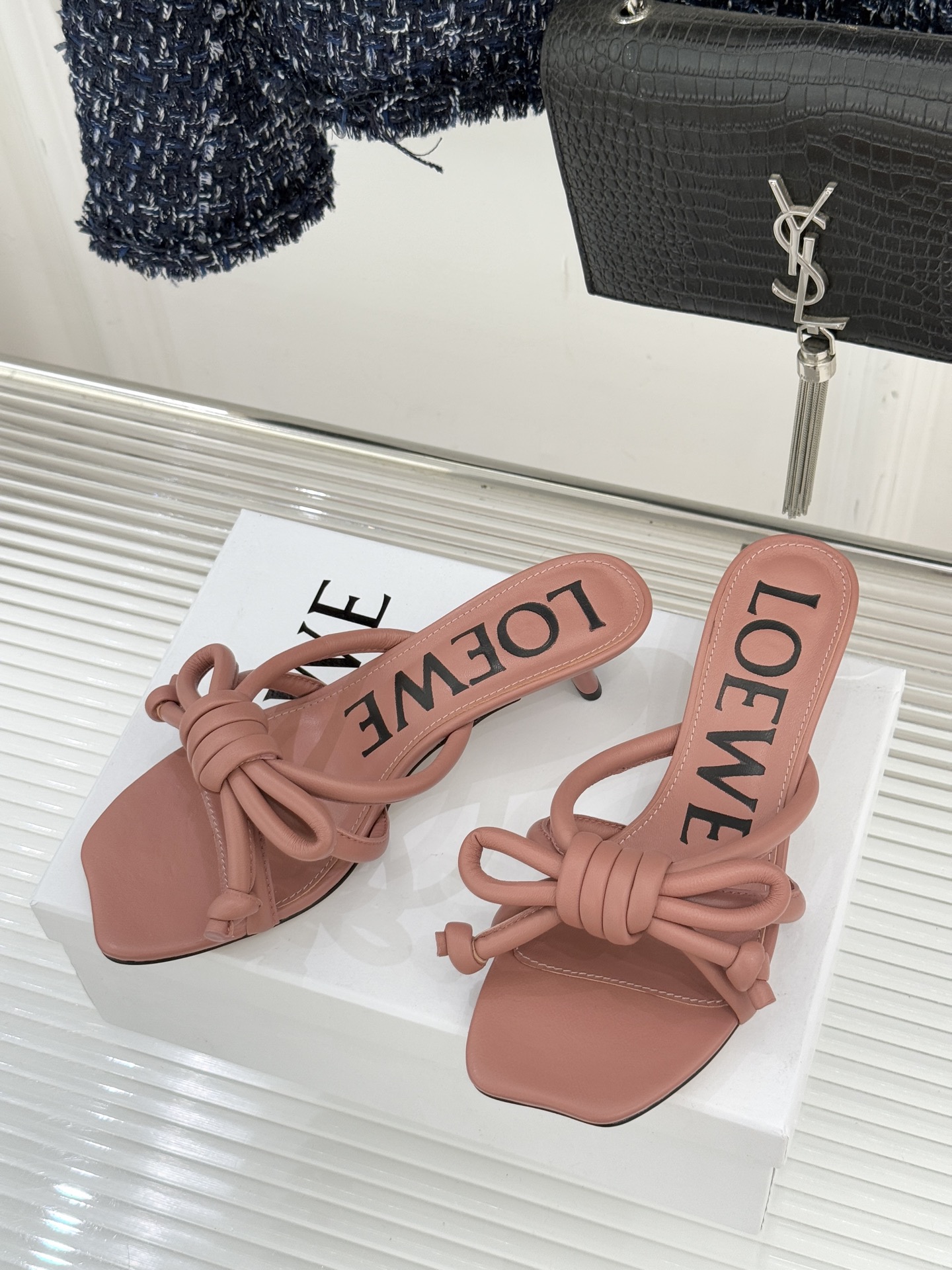 Loewe/罗意威26WF新品蝴蝶结猫跟拖鞋萃取26WF春夏高饱和色彩美学这双拖鞋以西班牙匠艺重塑优雅范