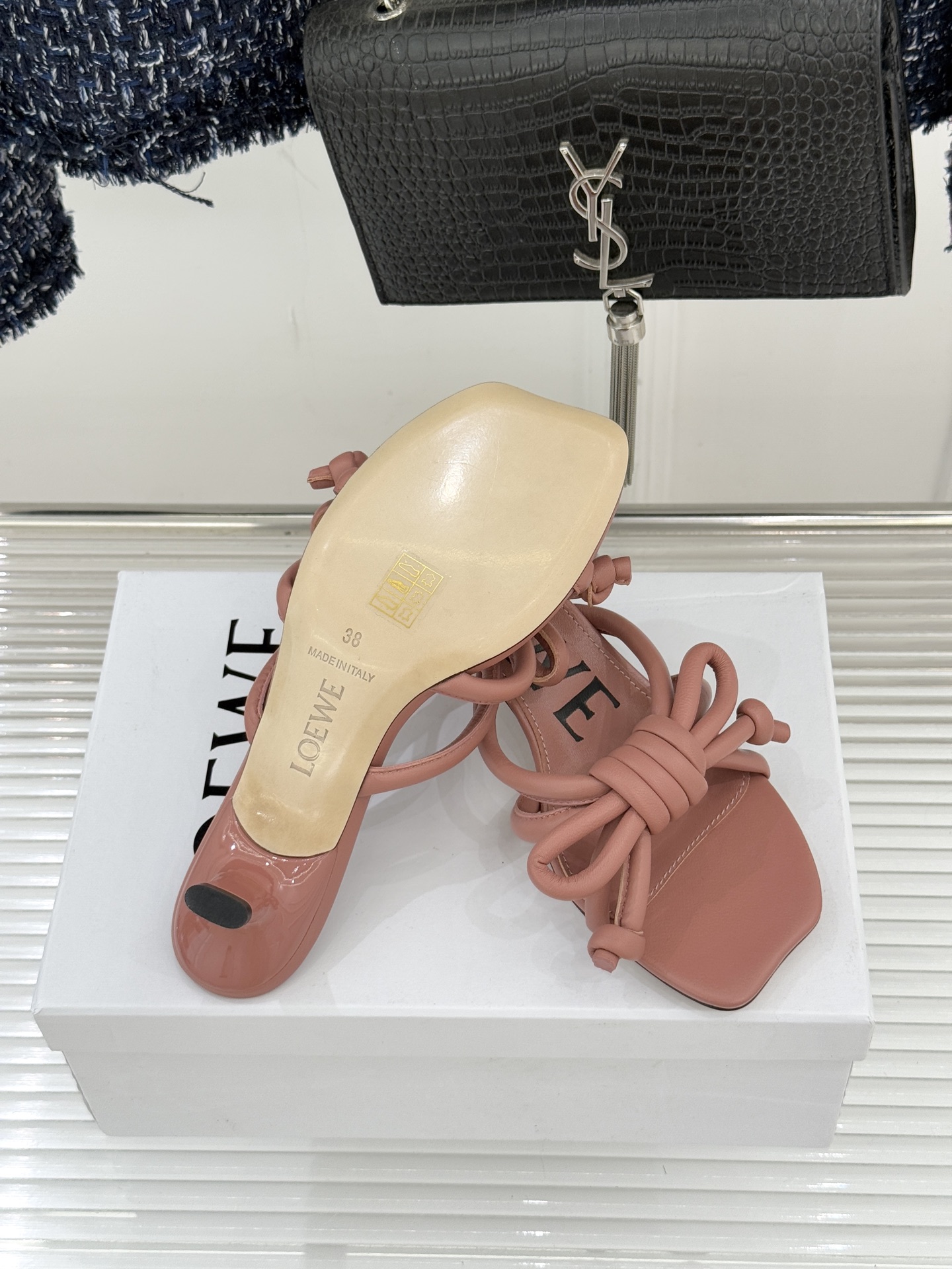 Loewe/罗意威26WF新品蝴蝶结猫跟拖鞋萃取26WF春夏高饱和色彩美学这双拖鞋以西班牙匠艺重塑优雅范