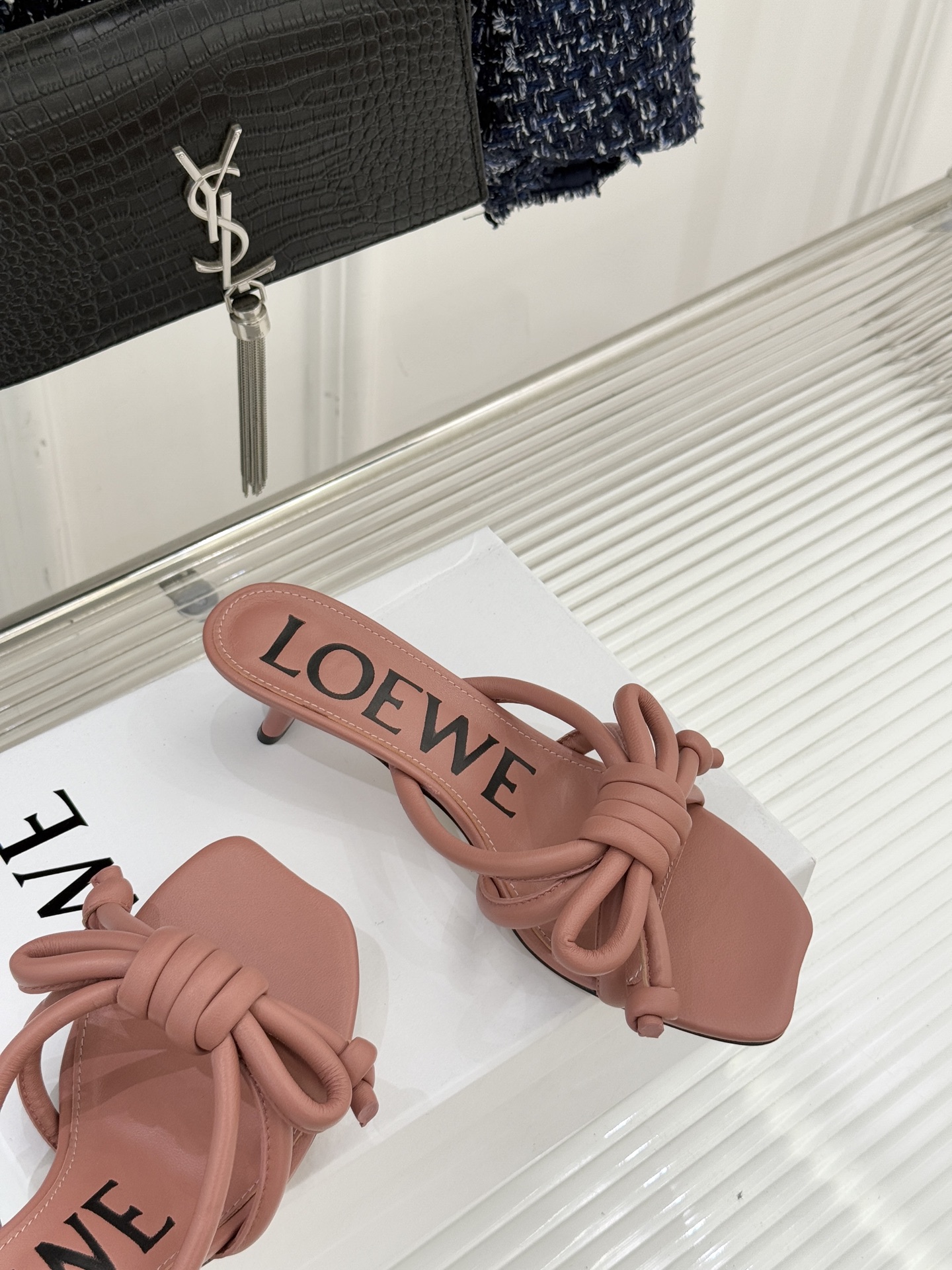 Loewe/罗意威26WF新品蝴蝶结猫跟拖鞋萃取26WF春夏高饱和色彩美学这双拖鞋以西班牙匠艺重塑优雅范