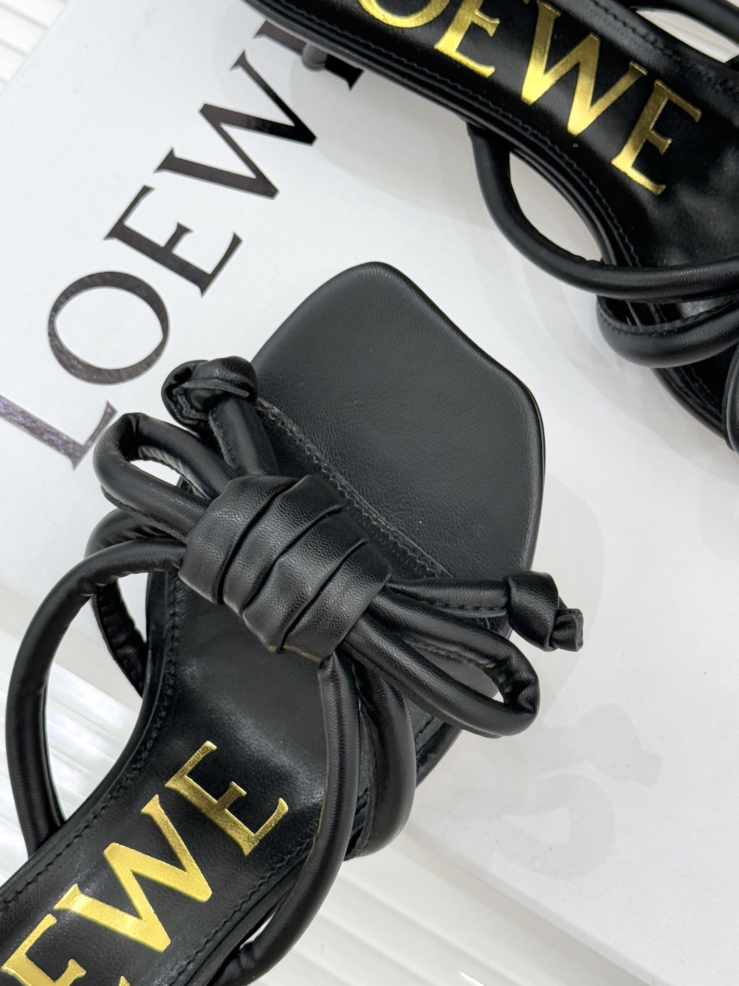 Loewe/罗意威26WF新品蝴蝶结猫跟拖鞋萃取26WF春夏高饱和色彩美学这双拖鞋以西班牙匠艺重塑优雅范