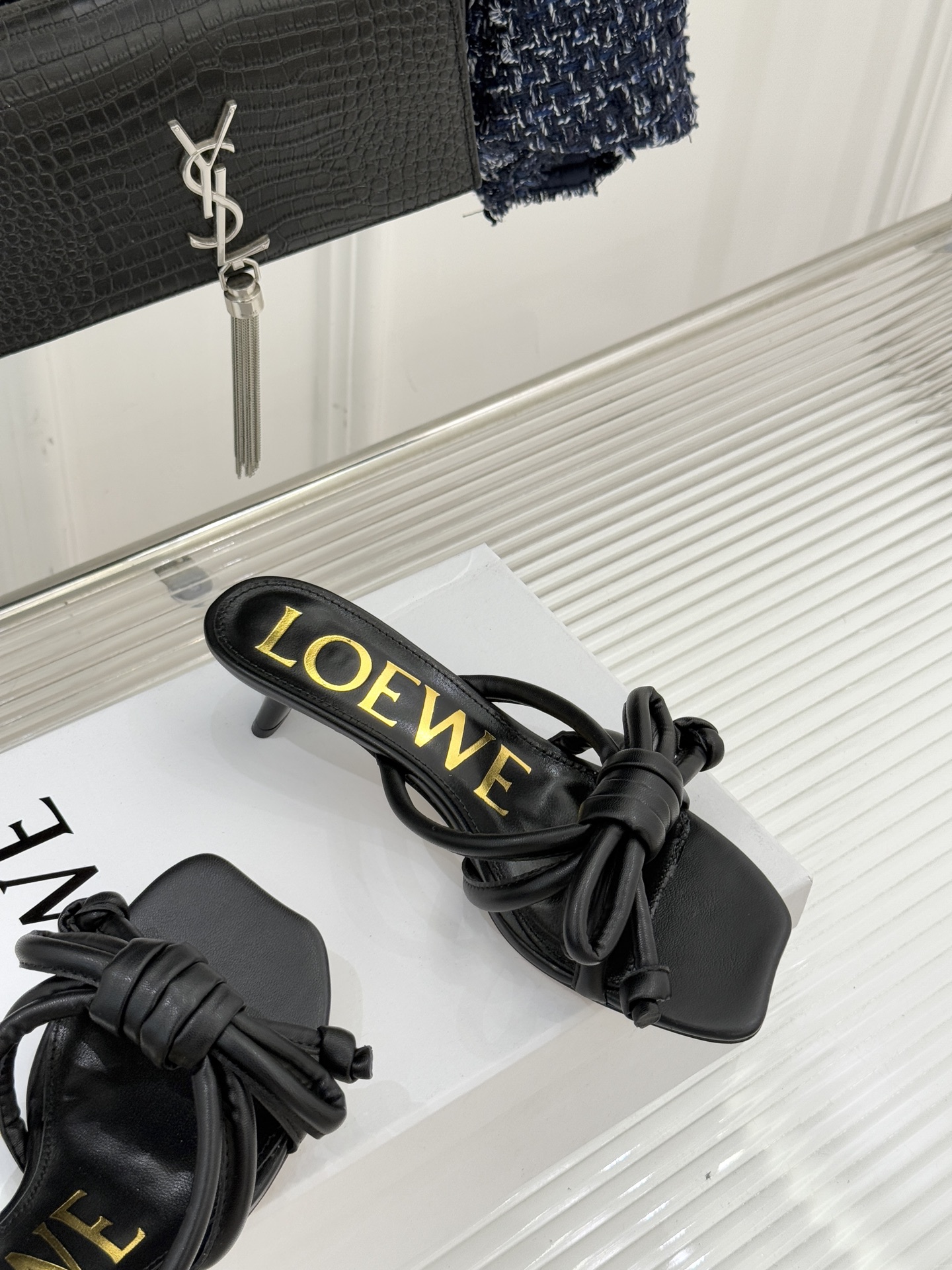 Loewe/罗意威26WF新品蝴蝶结猫跟拖鞋萃取26WF春夏高饱和色彩美学这双拖鞋以西班牙匠艺重塑优雅范
