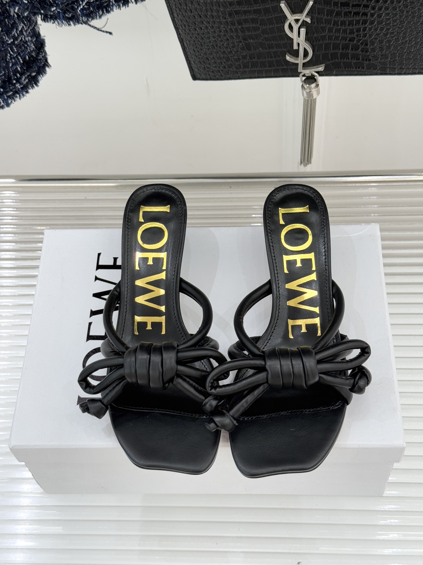 Loewe/罗意威26WF新品蝴蝶结猫跟拖鞋萃取26WF春夏高饱和色彩美学这双拖鞋以西班牙匠艺重塑优雅范