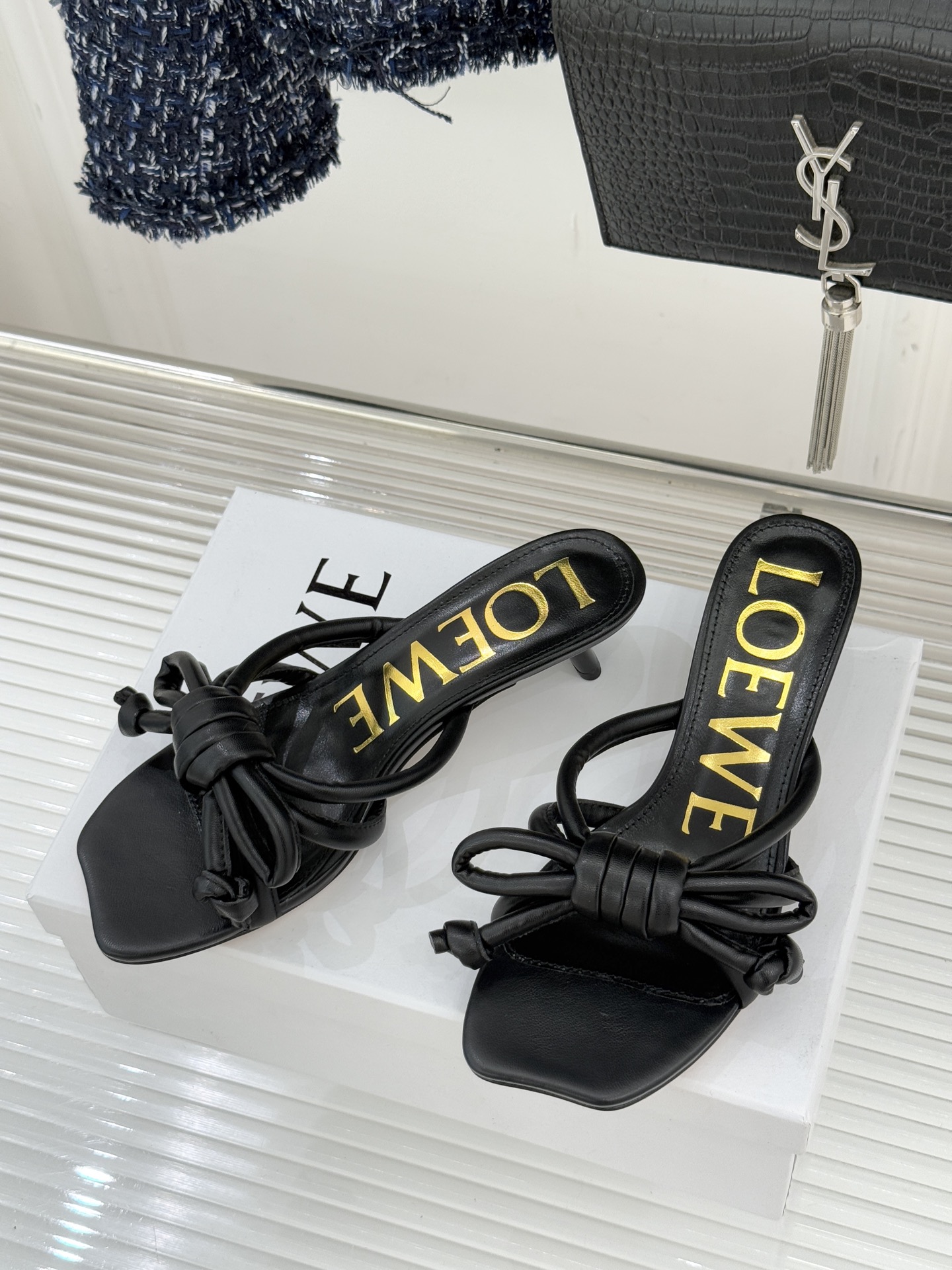 Loewe/罗意威26WF新品蝴蝶结猫跟拖鞋萃取26WF春夏高饱和色彩美学这双拖鞋以西班牙匠艺重塑优雅范