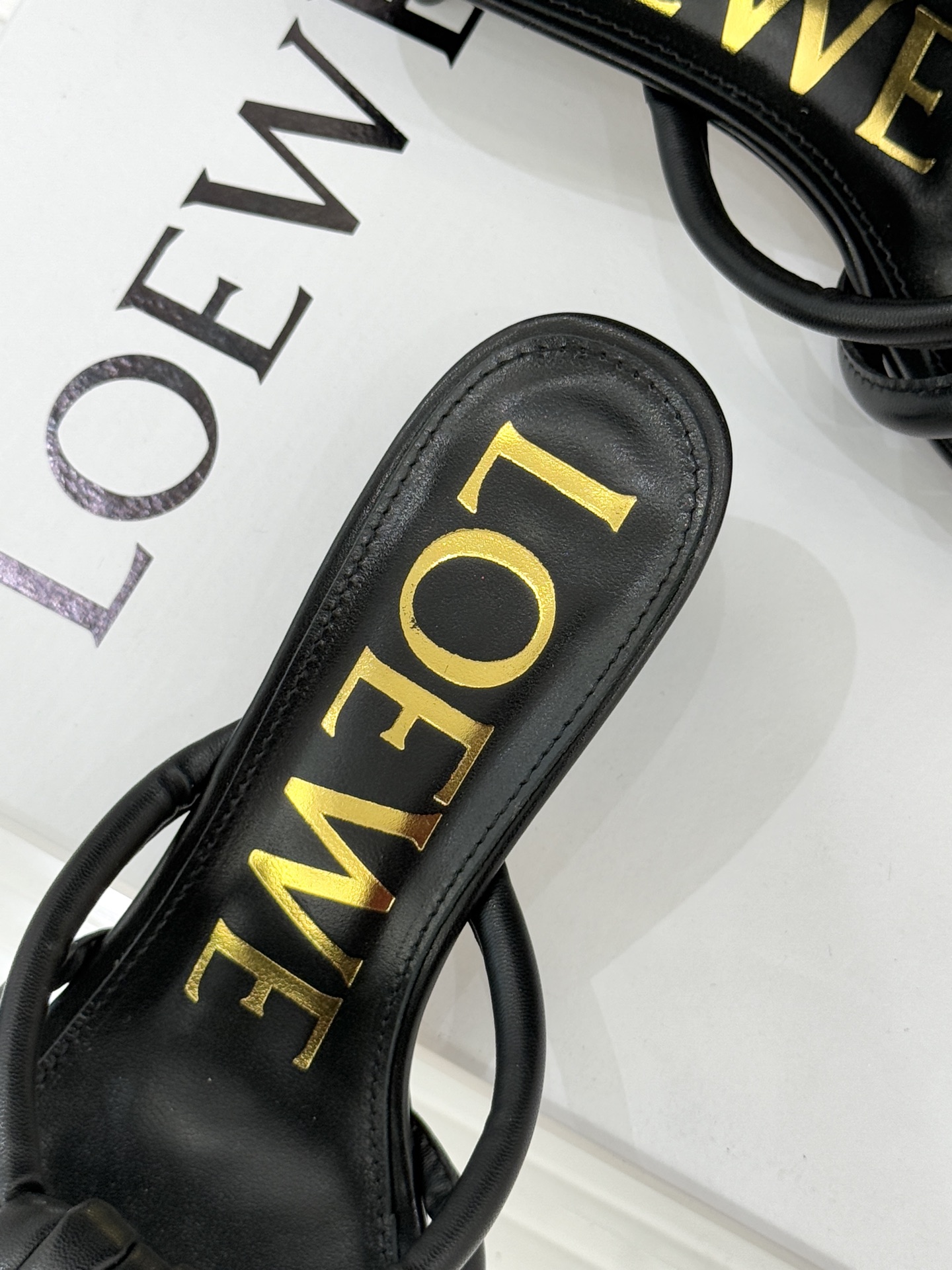 Loewe/罗意威26WF新品蝴蝶结猫跟拖鞋萃取26WF春夏高饱和色彩美学这双拖鞋以西班牙匠艺重塑优雅范