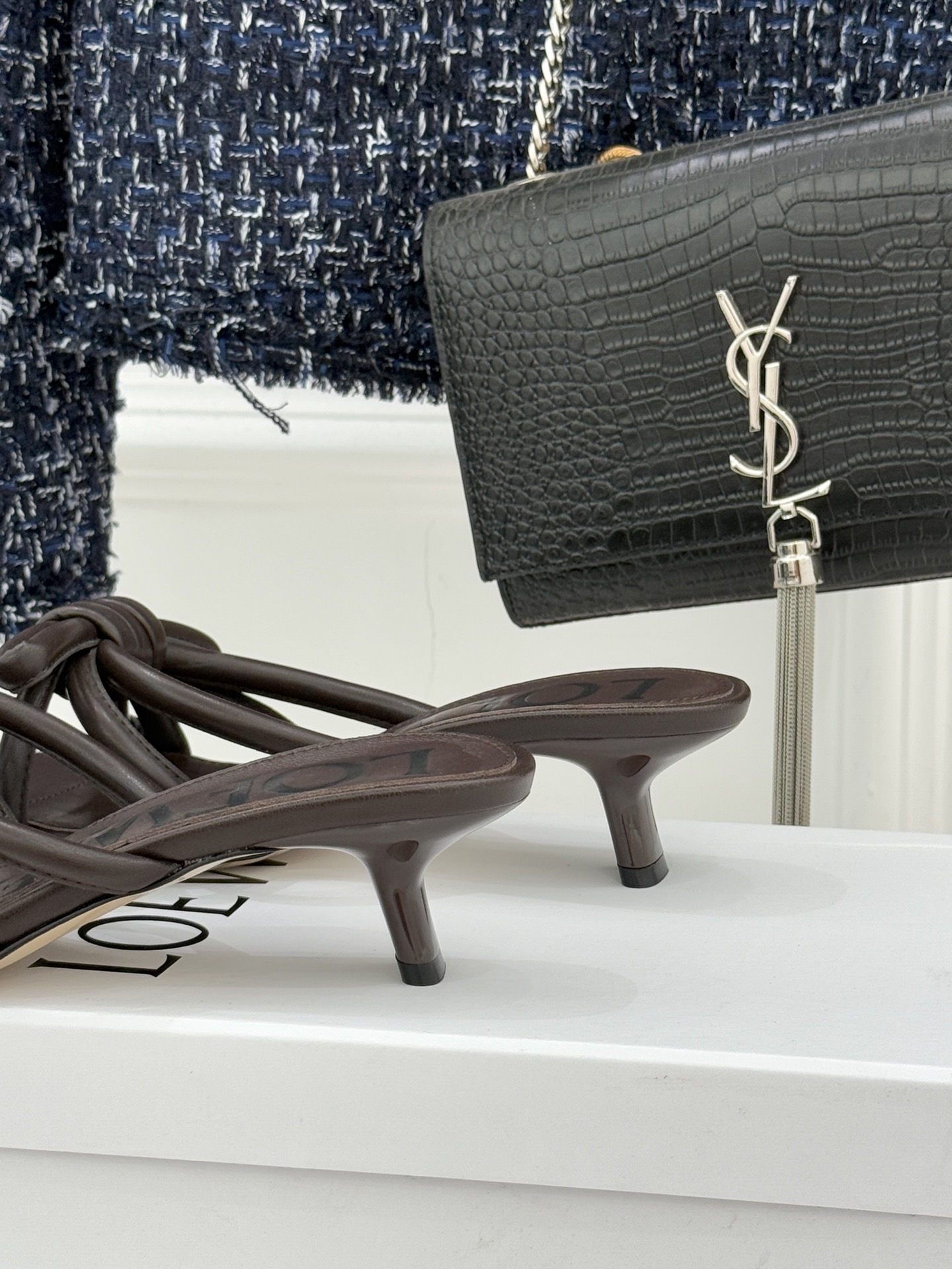 Loewe/罗意威26WF新品蝴蝶结猫跟拖鞋萃取26WF春夏高饱和色彩美学这双拖鞋以西班牙匠艺重塑优雅范