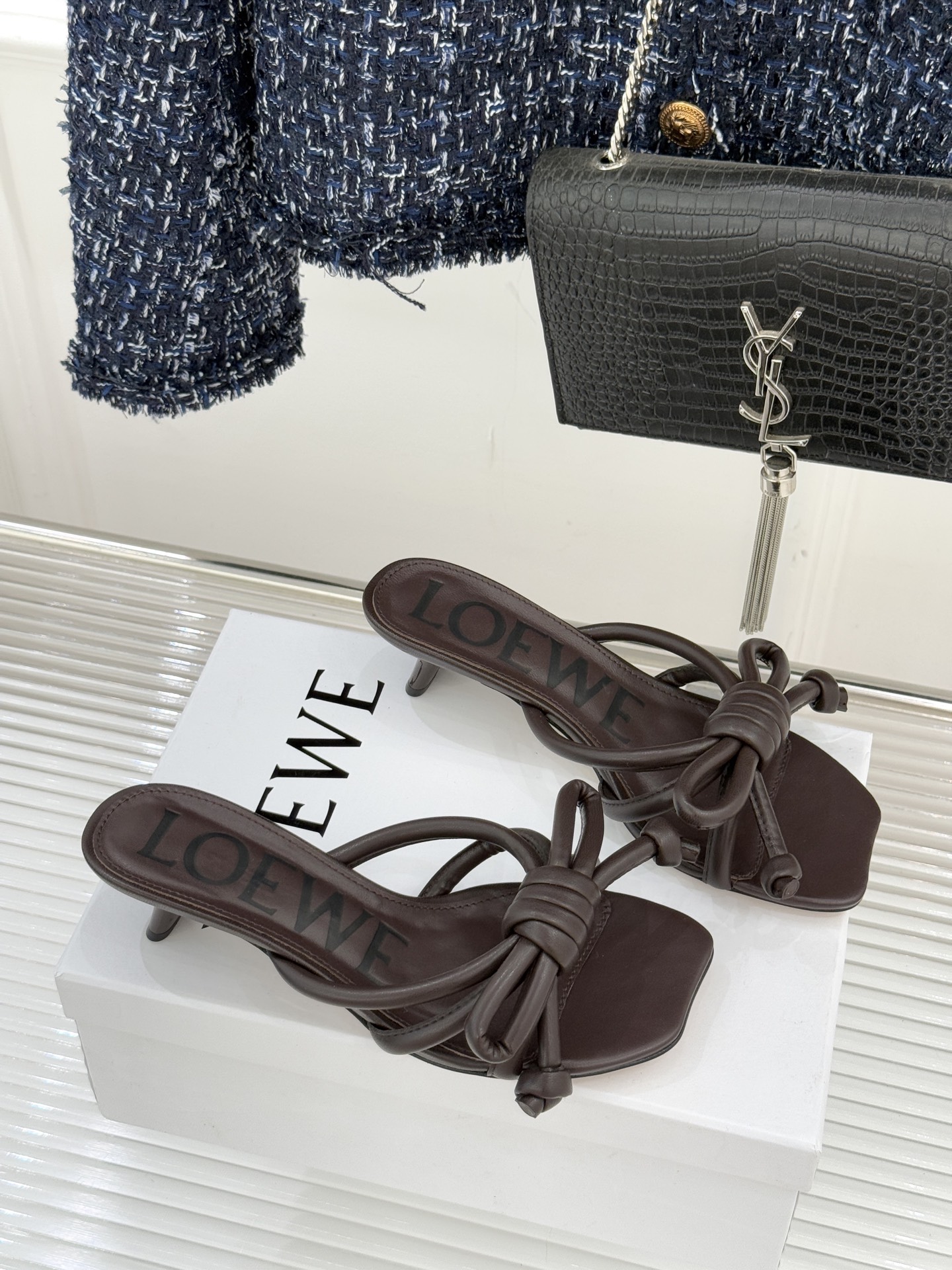 Loewe/罗意威26WF新品蝴蝶结猫跟拖鞋萃取26WF春夏高饱和色彩美学这双拖鞋以西班牙匠艺重塑优雅范