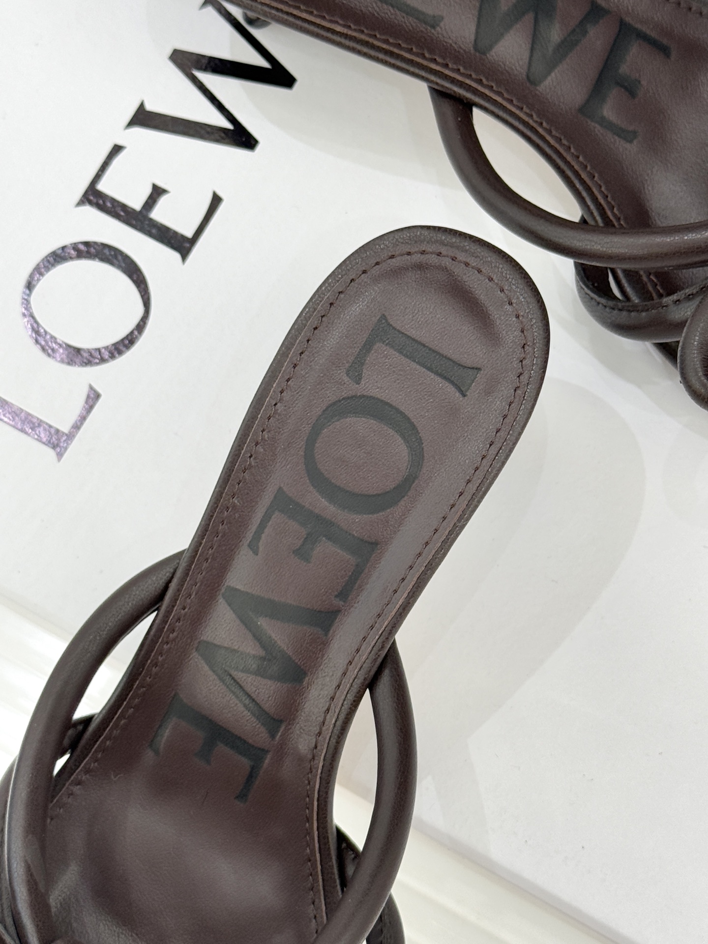 Loewe/罗意威26WF新品蝴蝶结猫跟拖鞋萃取26WF春夏高饱和色彩美学这双拖鞋以西班牙匠艺重塑优雅范