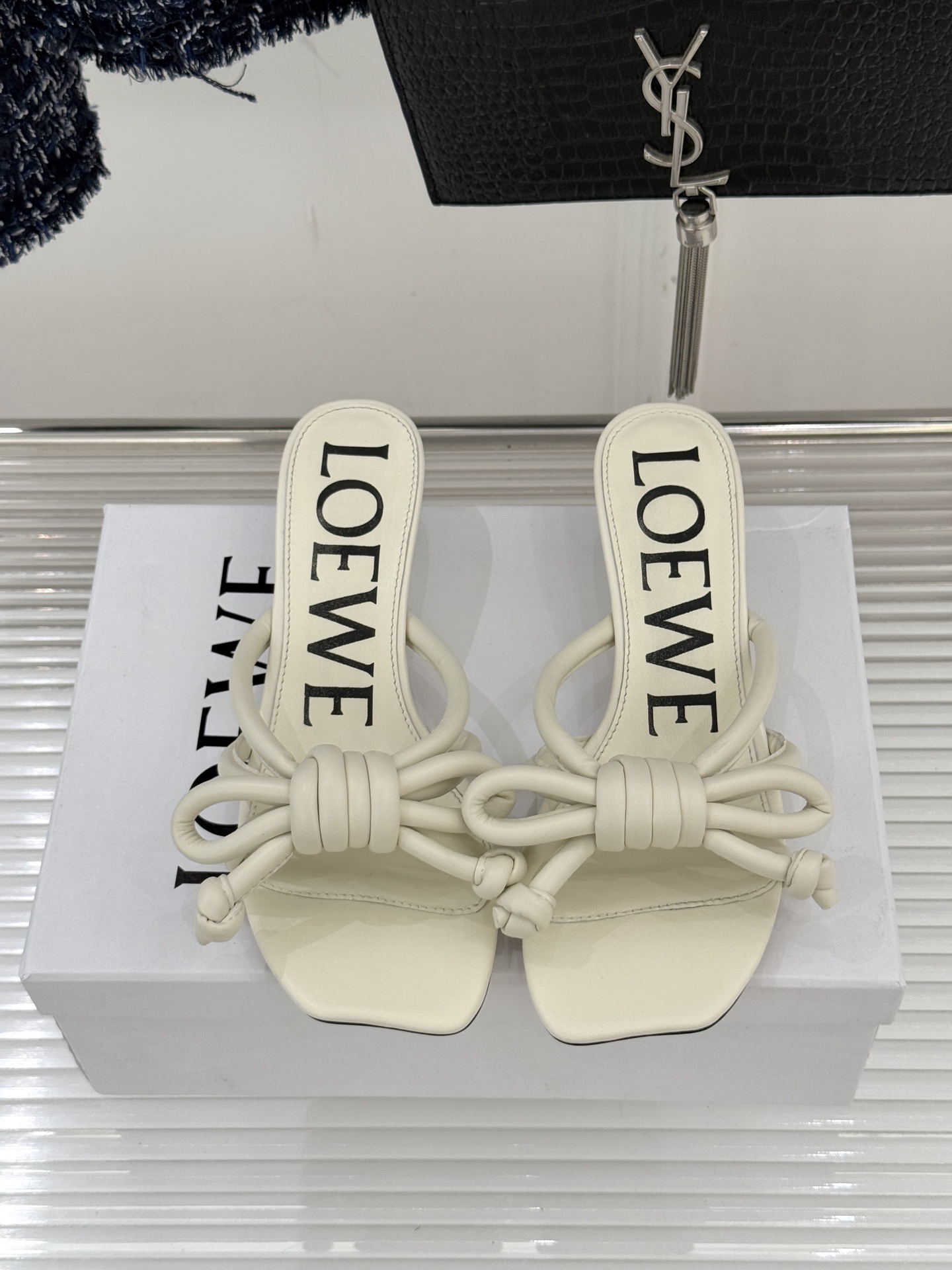 Loewe/罗意威26WF新品蝴蝶结猫跟拖鞋萃取26WF春夏高饱和色彩美学这双拖鞋以西班牙匠艺重塑优雅范