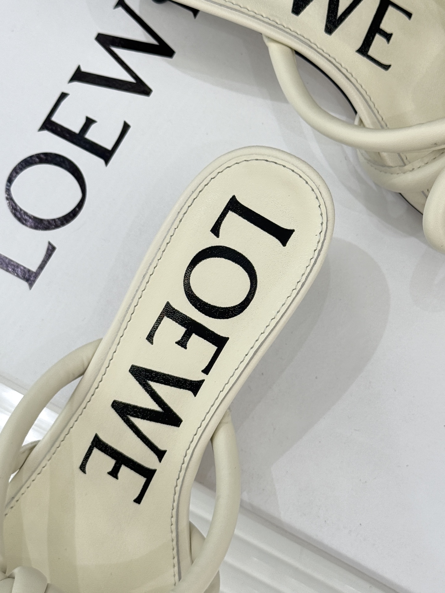 Loewe/罗意威26WF新品蝴蝶结猫跟拖鞋萃取26WF春夏高饱和色彩美学这双拖鞋以西班牙匠艺重塑优雅范