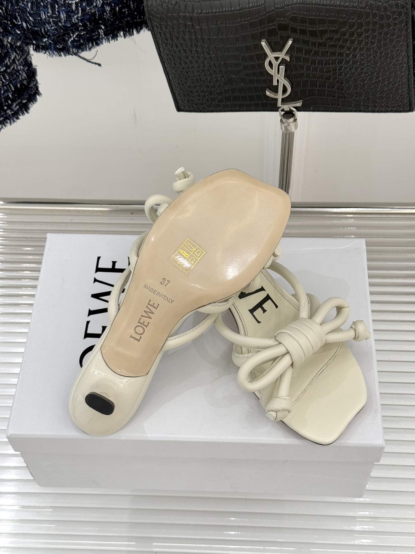 Loewe/罗意威26WF新品蝴蝶结猫跟拖鞋萃取26WF春夏高饱和色彩美学这双拖鞋以西班牙匠艺重塑优雅范