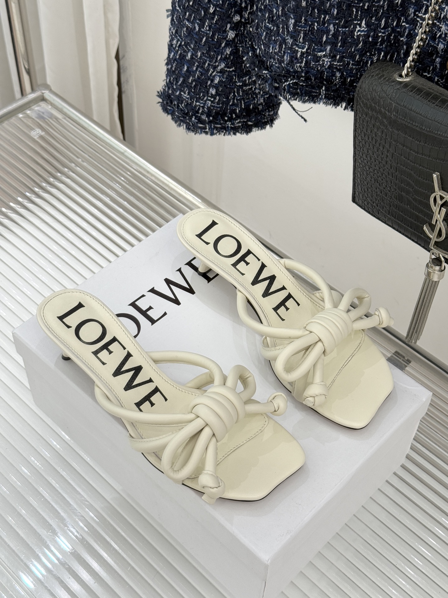 Loewe/罗意威26WF新品蝴蝶结猫跟拖鞋萃取26WF春夏高饱和色彩美学这双拖鞋以西班牙匠艺重塑优雅范