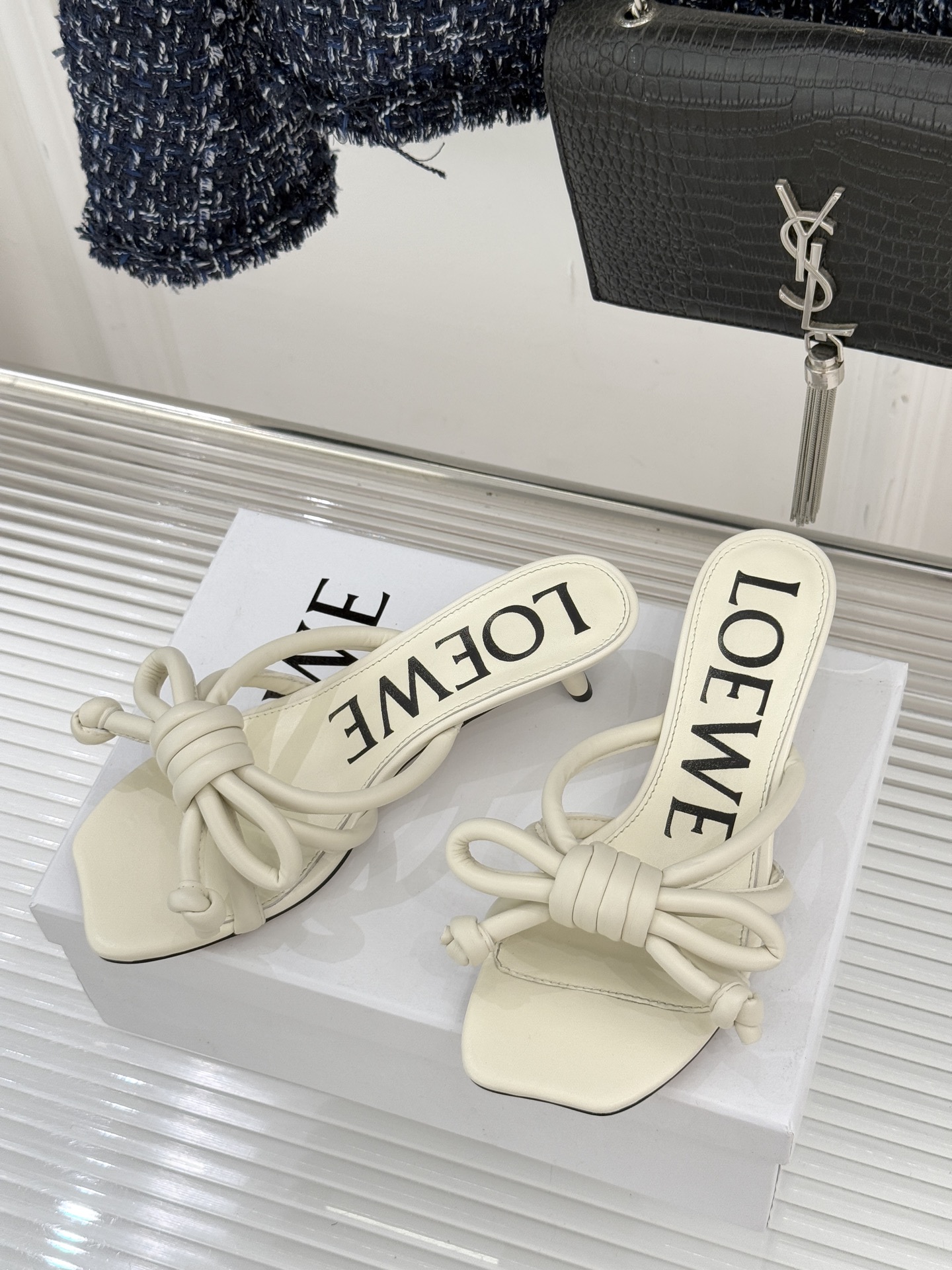 Loewe/罗意威26WF新品蝴蝶结猫跟拖鞋萃取26WF春夏高饱和色彩美学这双拖鞋以西班牙匠艺重塑优雅范