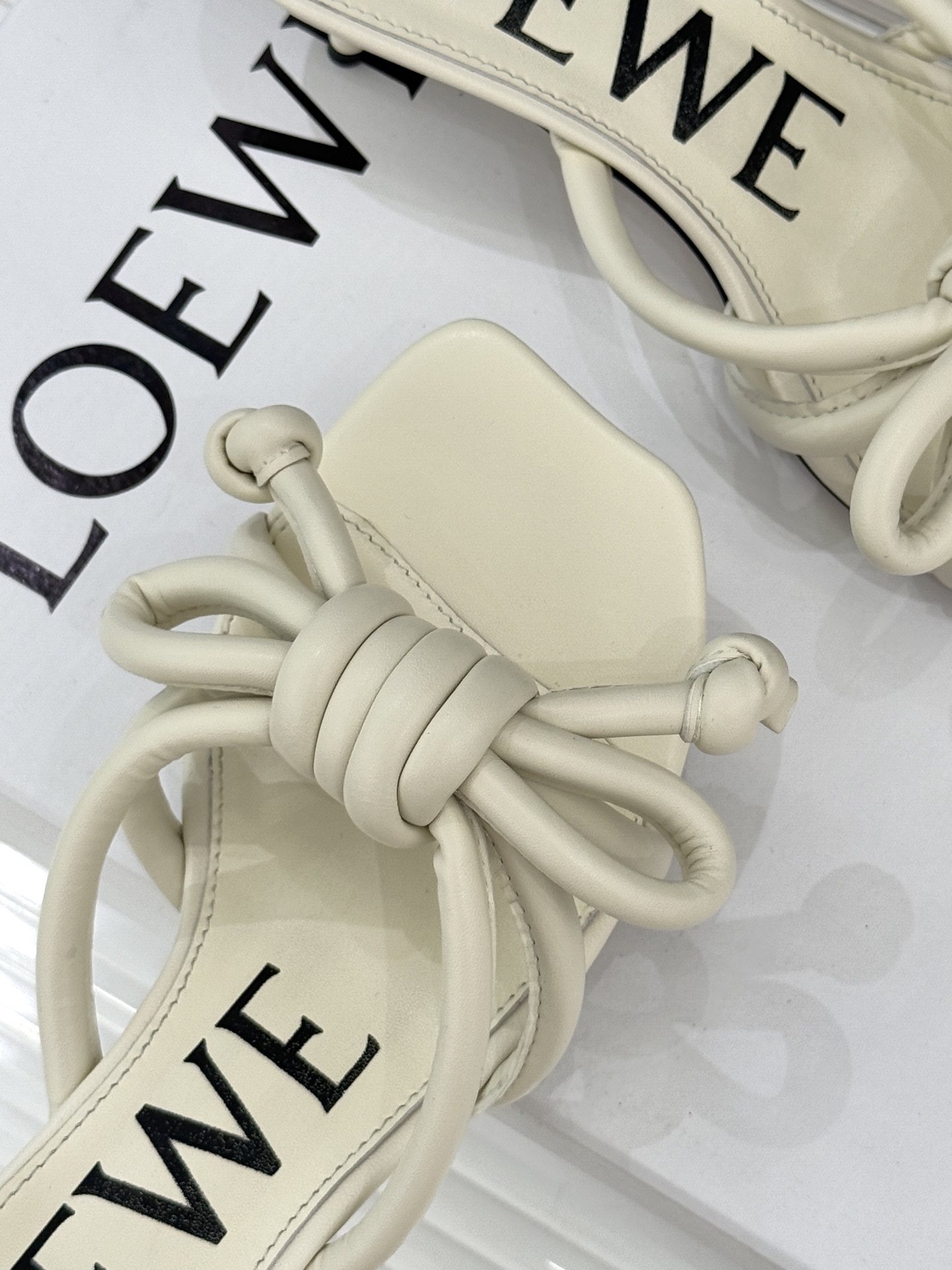 Loewe/罗意威26WF新品蝴蝶结猫跟拖鞋萃取26WF春夏高饱和色彩美学这双拖鞋以西班牙匠艺重塑优雅范