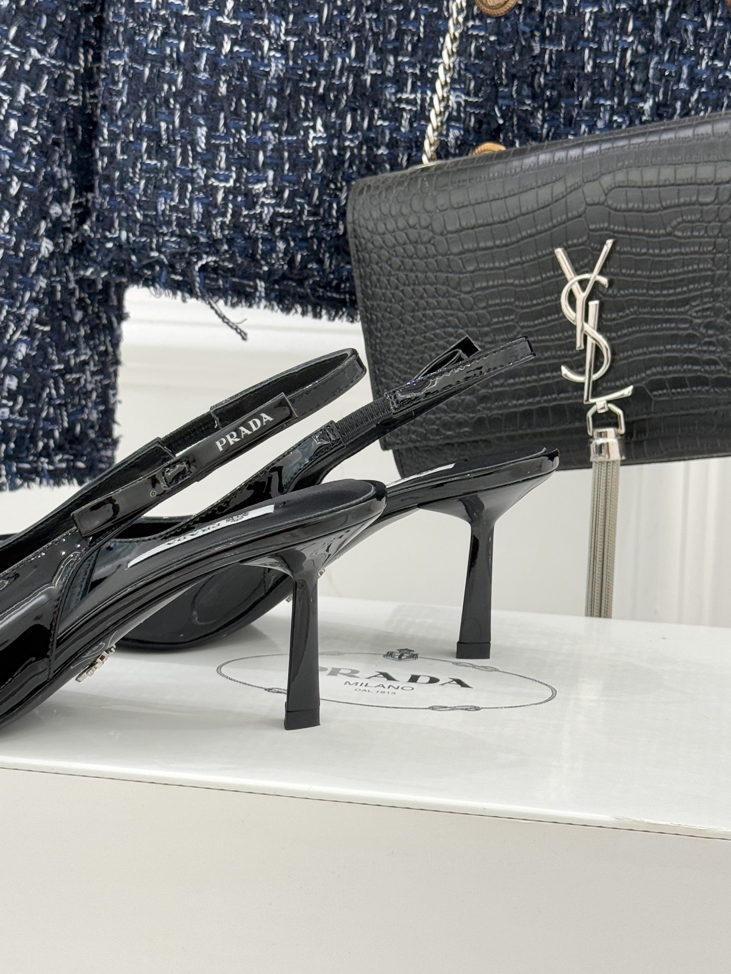 （原版飞机盒＋10）Prada/普拉达26WF早春新品尖头中空凉鞋高跟鞋当亮橙色秀场的阳光穿透钢窗这双走