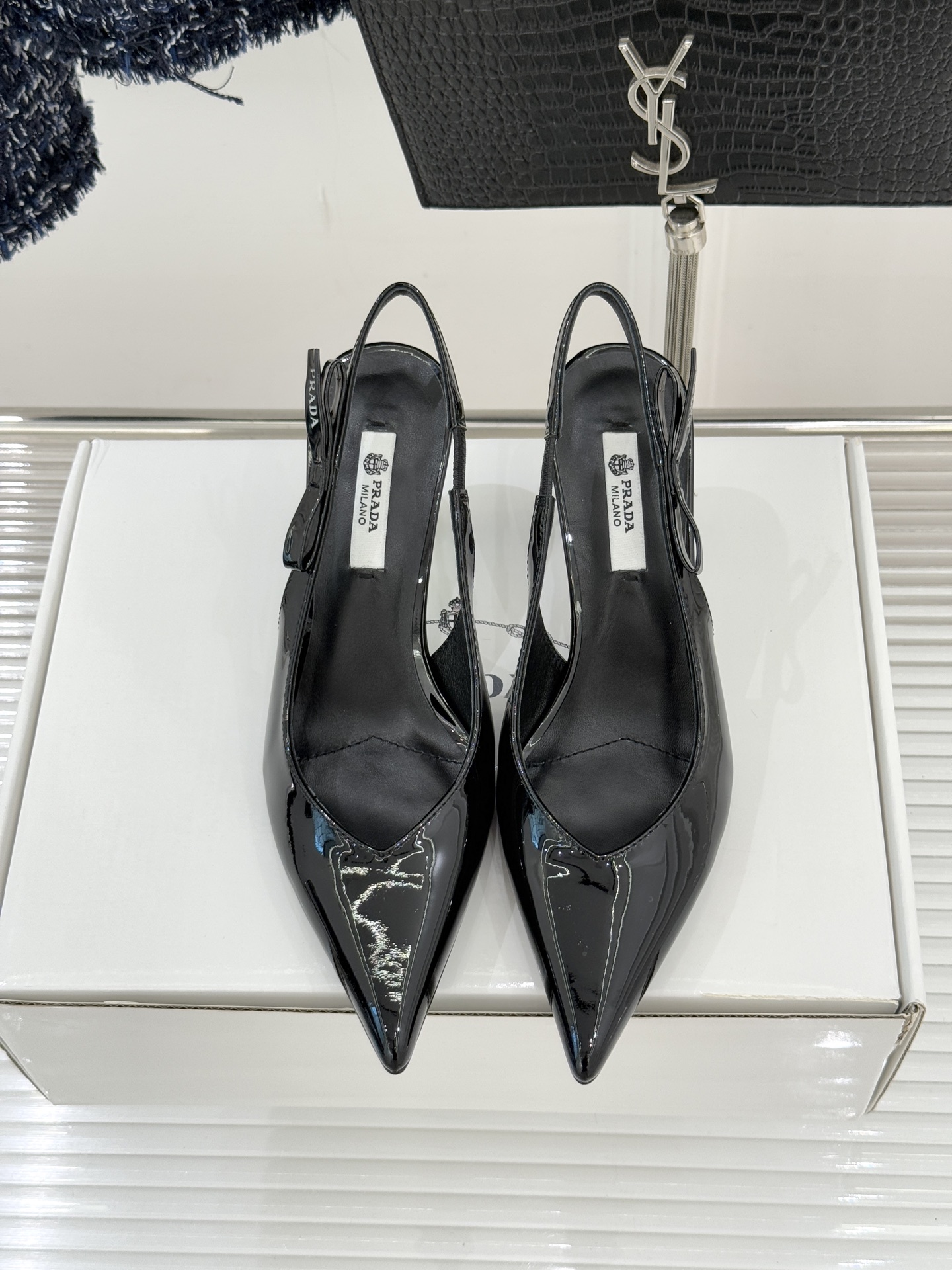 （原版飞机盒＋10）Prada/普拉达26WF早春新品尖头中空凉鞋高跟鞋当亮橙色秀场的阳光穿透钢窗这双走