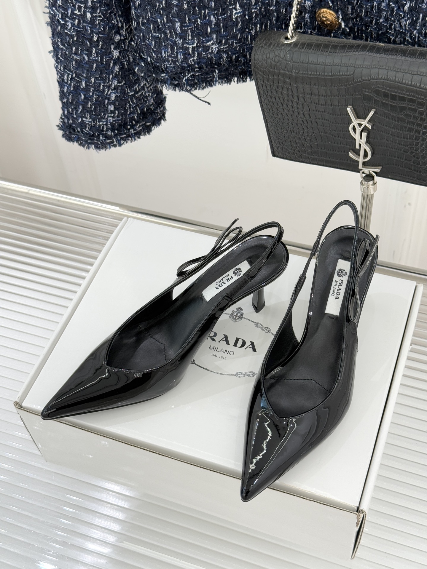 （原版飞机盒＋10）Prada/普拉达26WF早春新品尖头中空凉鞋高跟鞋当亮橙色秀场的阳光穿透钢窗这双走