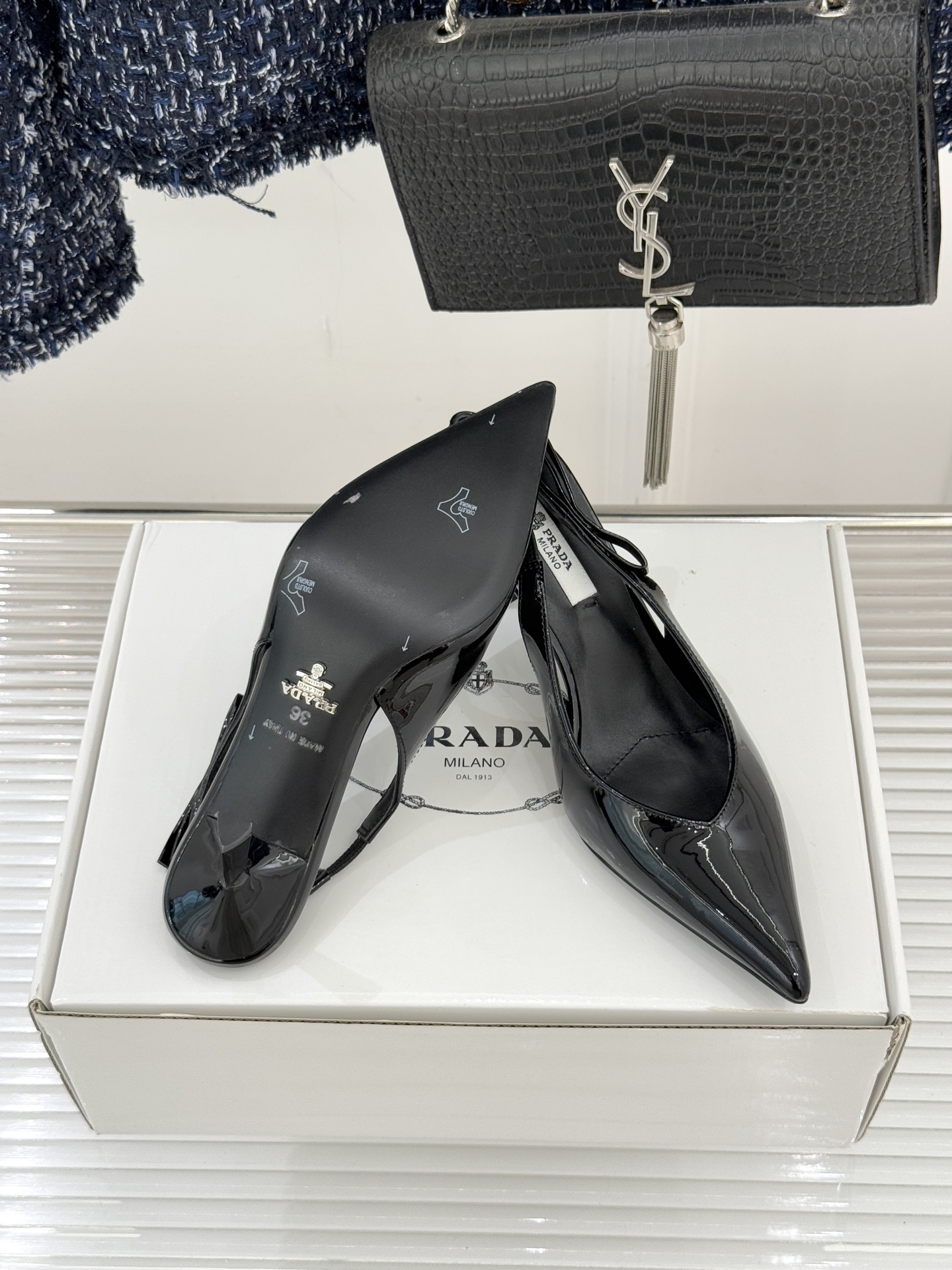 （原版飞机盒＋10）Prada/普拉达26WF早春新品尖头中空凉鞋高跟鞋当亮橙色秀场的阳光穿透钢窗这双走