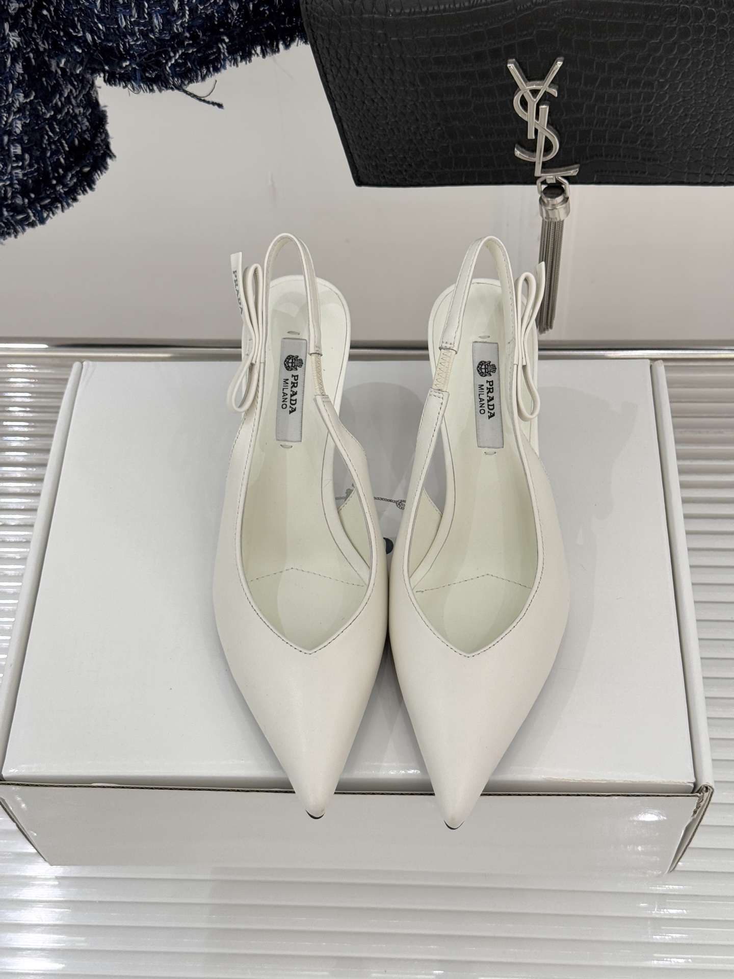 （原版飞机盒＋10）Prada/普拉达26WF早春新品尖头中空凉鞋高跟鞋当亮橙色秀场的阳光穿透钢窗这双走