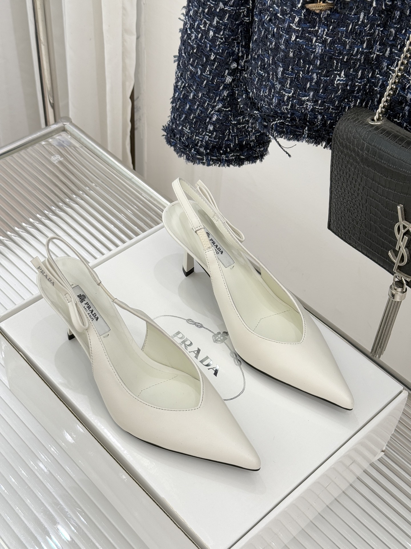 （原版飞机盒＋10）Prada/普拉达26WF早春新品尖头中空凉鞋高跟鞋当亮橙色秀场的阳光穿透钢窗这双走