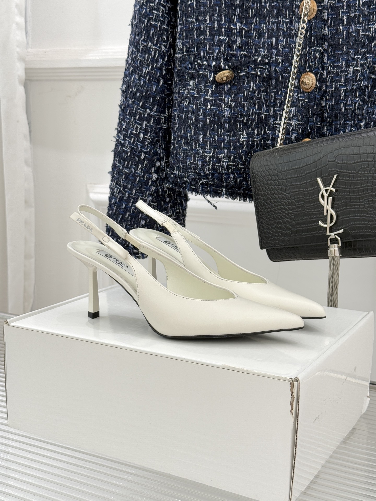 （原版飞机盒＋10）Prada/普拉达26WF早春新品尖头中空凉鞋高跟鞋当亮橙色秀场的阳光穿透钢窗这双走