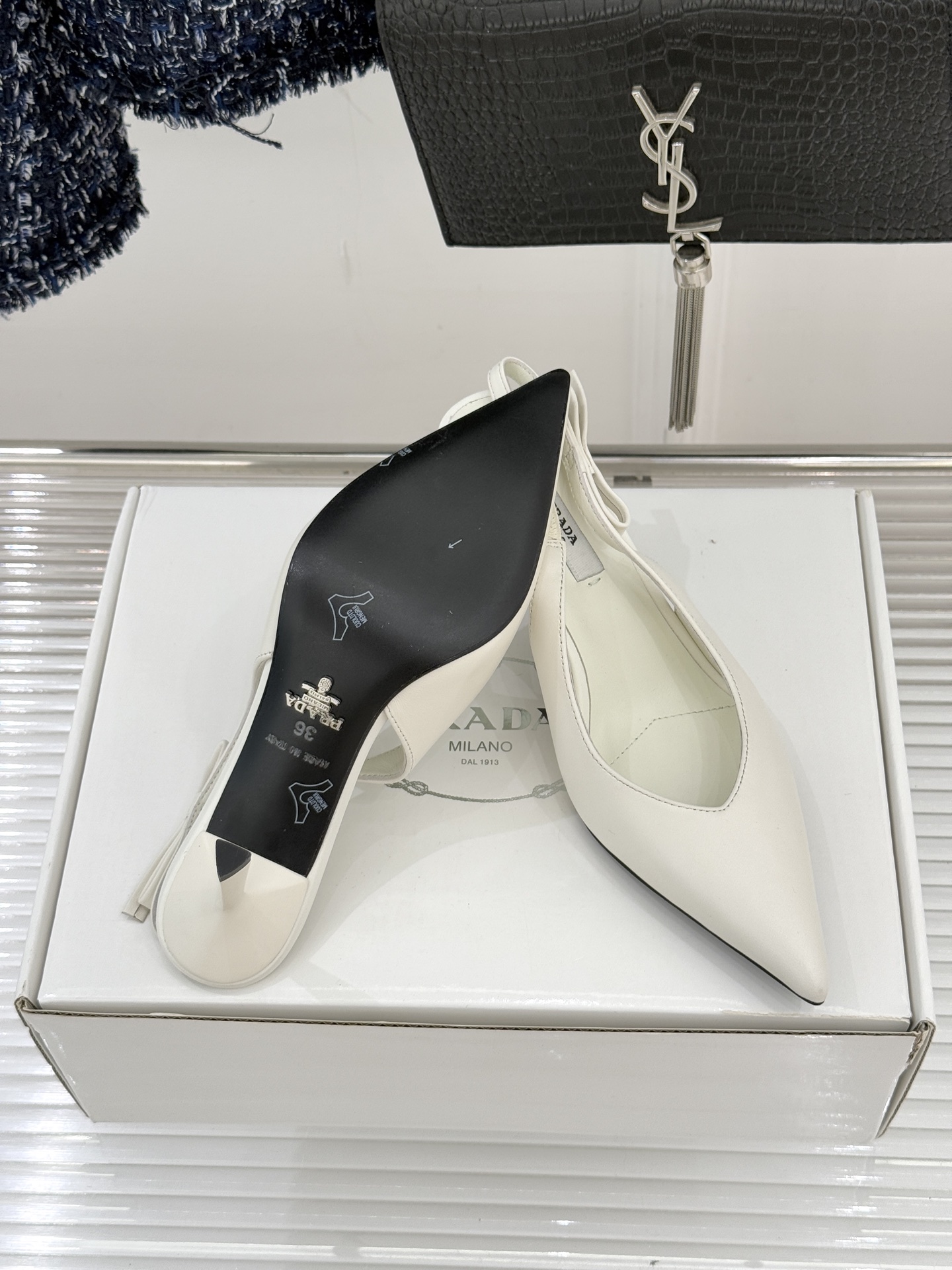 （原版飞机盒＋10）Prada/普拉达26WF早春新品尖头中空凉鞋高跟鞋当亮橙色秀场的阳光穿透钢窗这双走