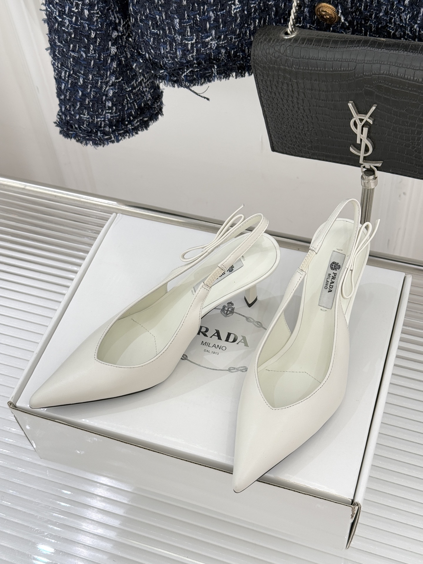 （原版飞机盒＋10）Prada/普拉达26WF早春新品尖头中空凉鞋高跟鞋当亮橙色秀场的阳光穿透钢窗这双走