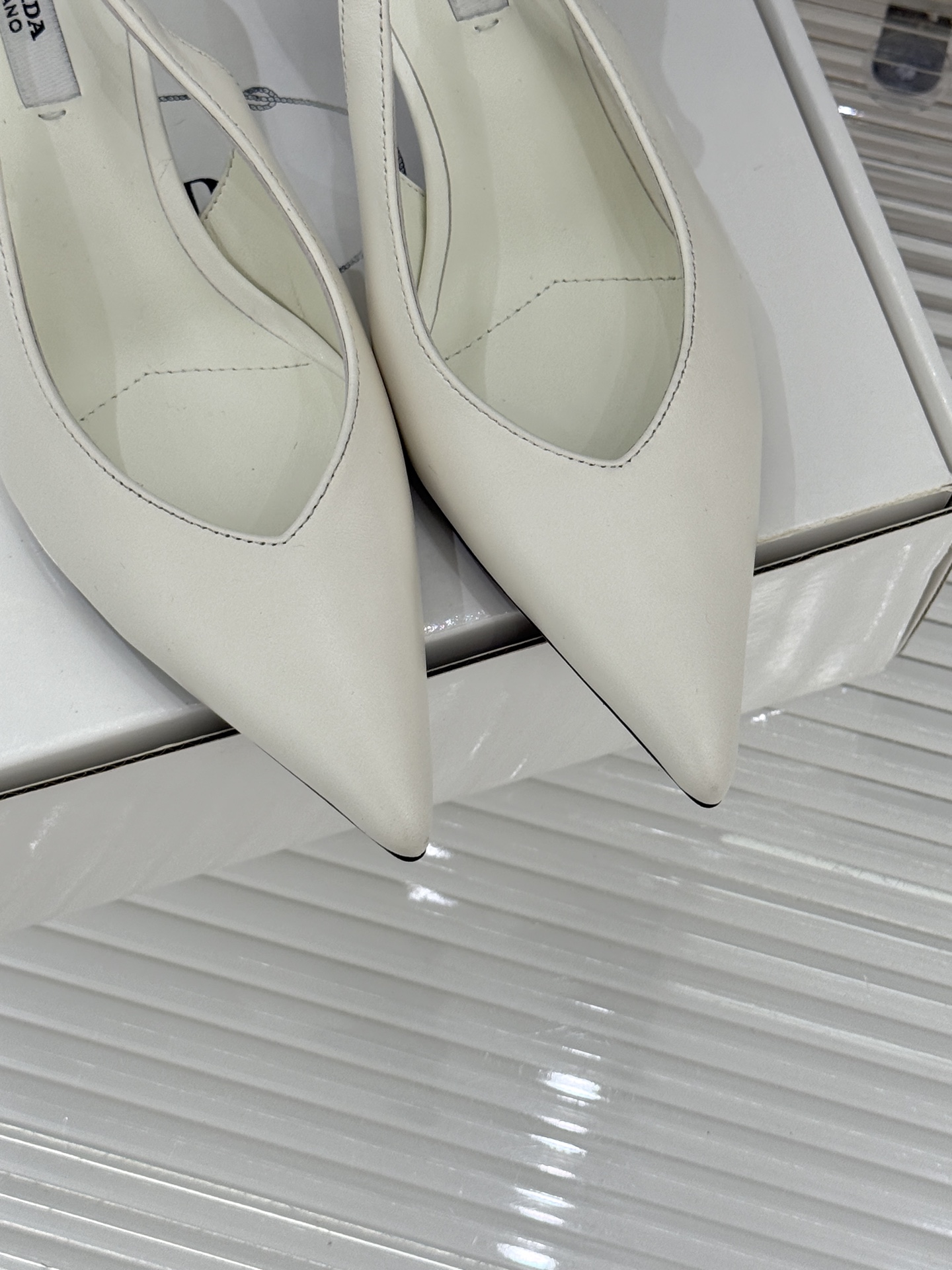 （原版飞机盒＋10）Prada/普拉达26WF早春新品尖头中空凉鞋高跟鞋当亮橙色秀场的阳光穿透钢窗这双走