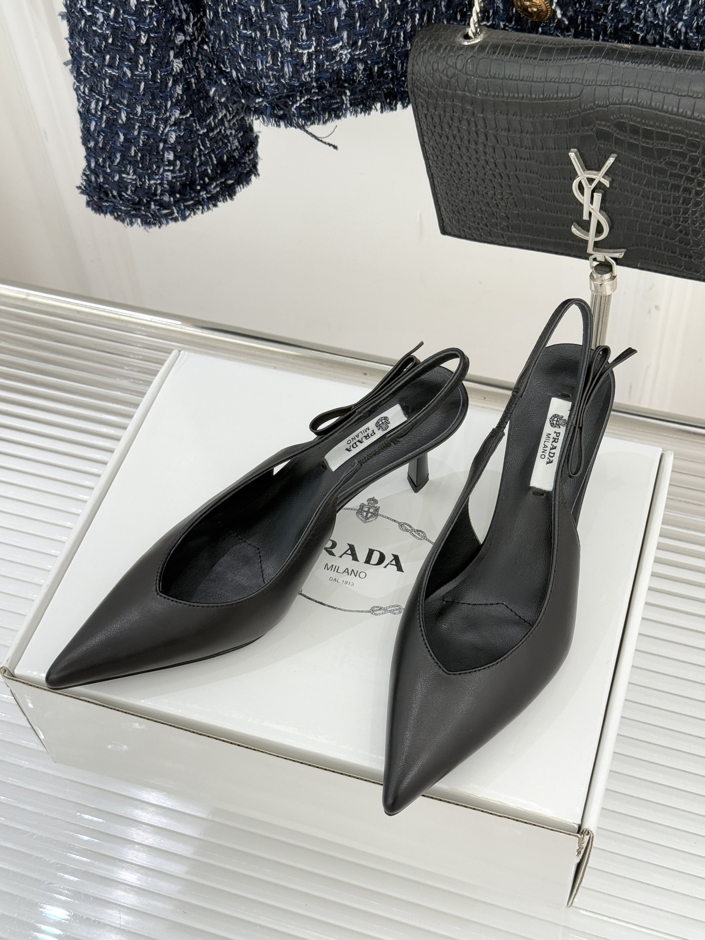 （原版飞机盒＋10）Prada/普拉达26WF早春新品尖头中空凉鞋高跟鞋当亮橙色秀场的阳光穿透钢窗这双走