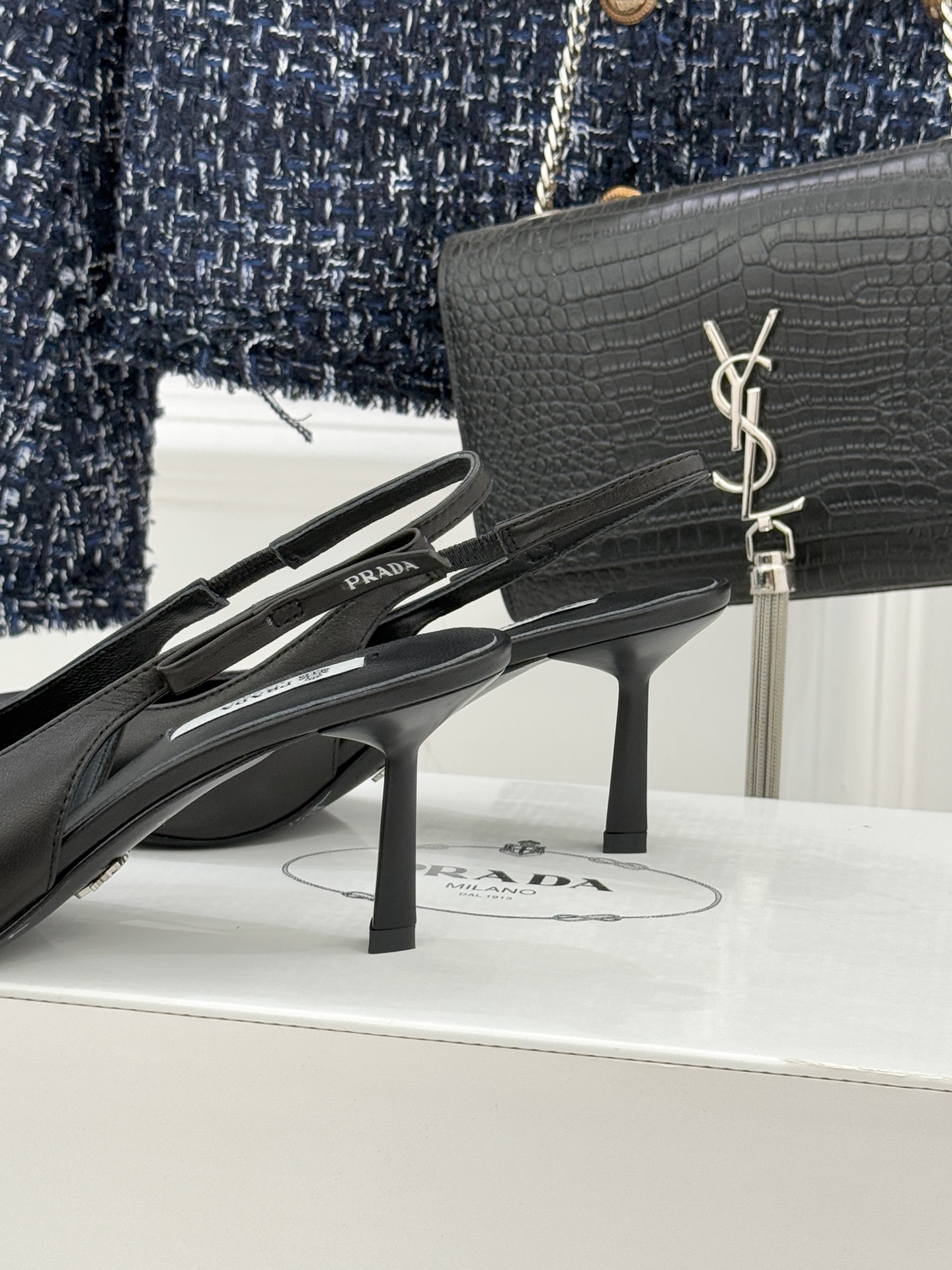 （原版飞机盒＋10）Prada/普拉达26WF早春新品尖头中空凉鞋高跟鞋当亮橙色秀场的阳光穿透钢窗这双走