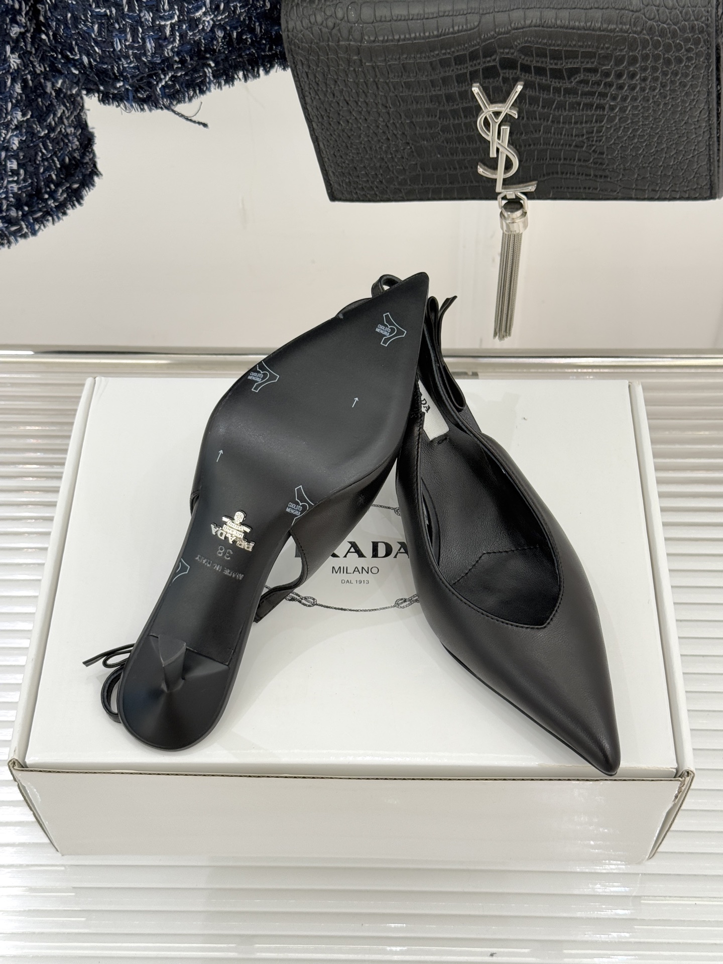 （原版飞机盒＋10）Prada/普拉达26WF早春新品尖头中空凉鞋高跟鞋当亮橙色秀场的阳光穿透钢窗这双走