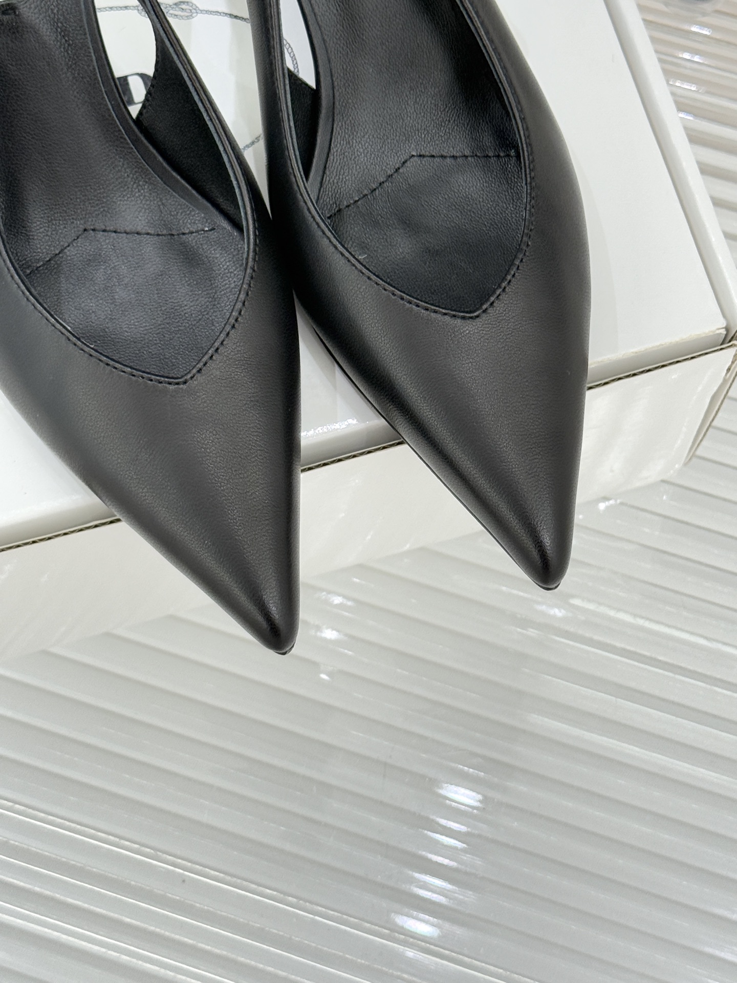 （原版飞机盒＋10）Prada/普拉达26WF早春新品尖头中空凉鞋高跟鞋当亮橙色秀场的阳光穿透钢窗这双走