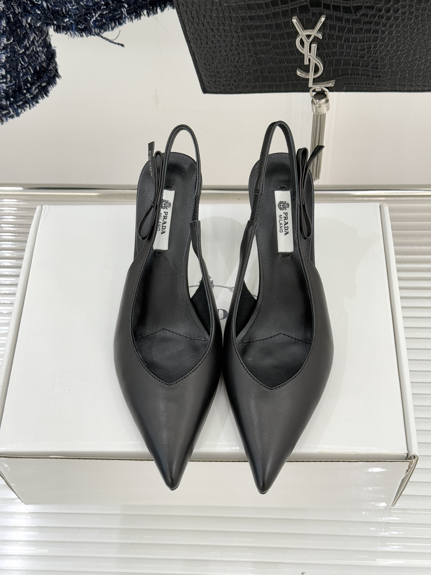 （原版飞机盒＋10）Prada/普拉达26WF早春新品尖头中空凉鞋高跟鞋当亮橙色秀场的阳光穿透钢窗这双走