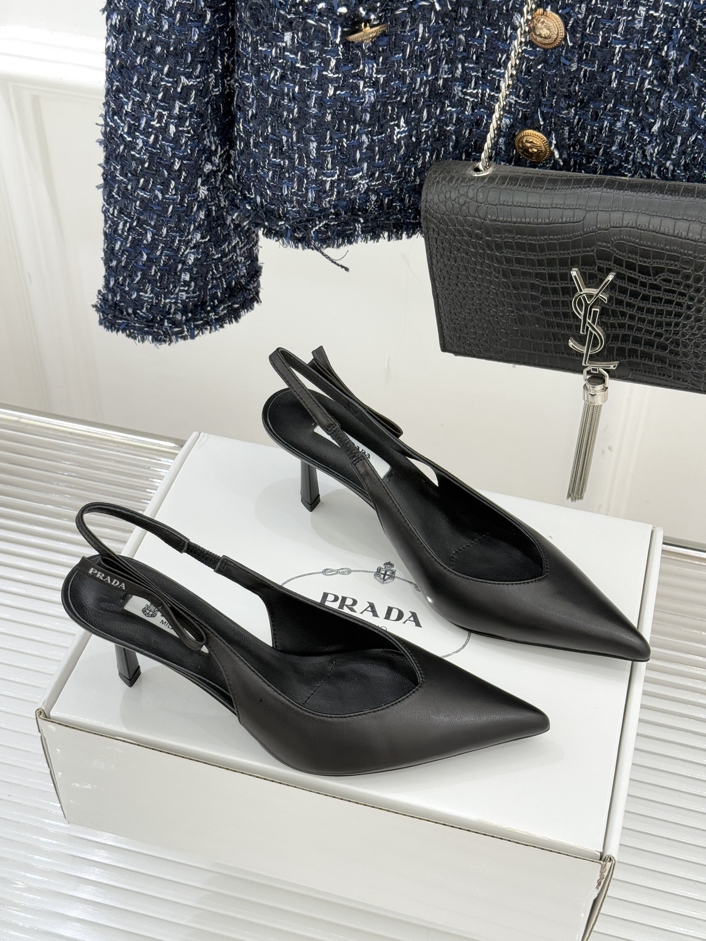 （原版飞机盒＋10）Prada/普拉达26WF早春新品尖头中空凉鞋高跟鞋当亮橙色秀场的阳光穿透钢窗这双走