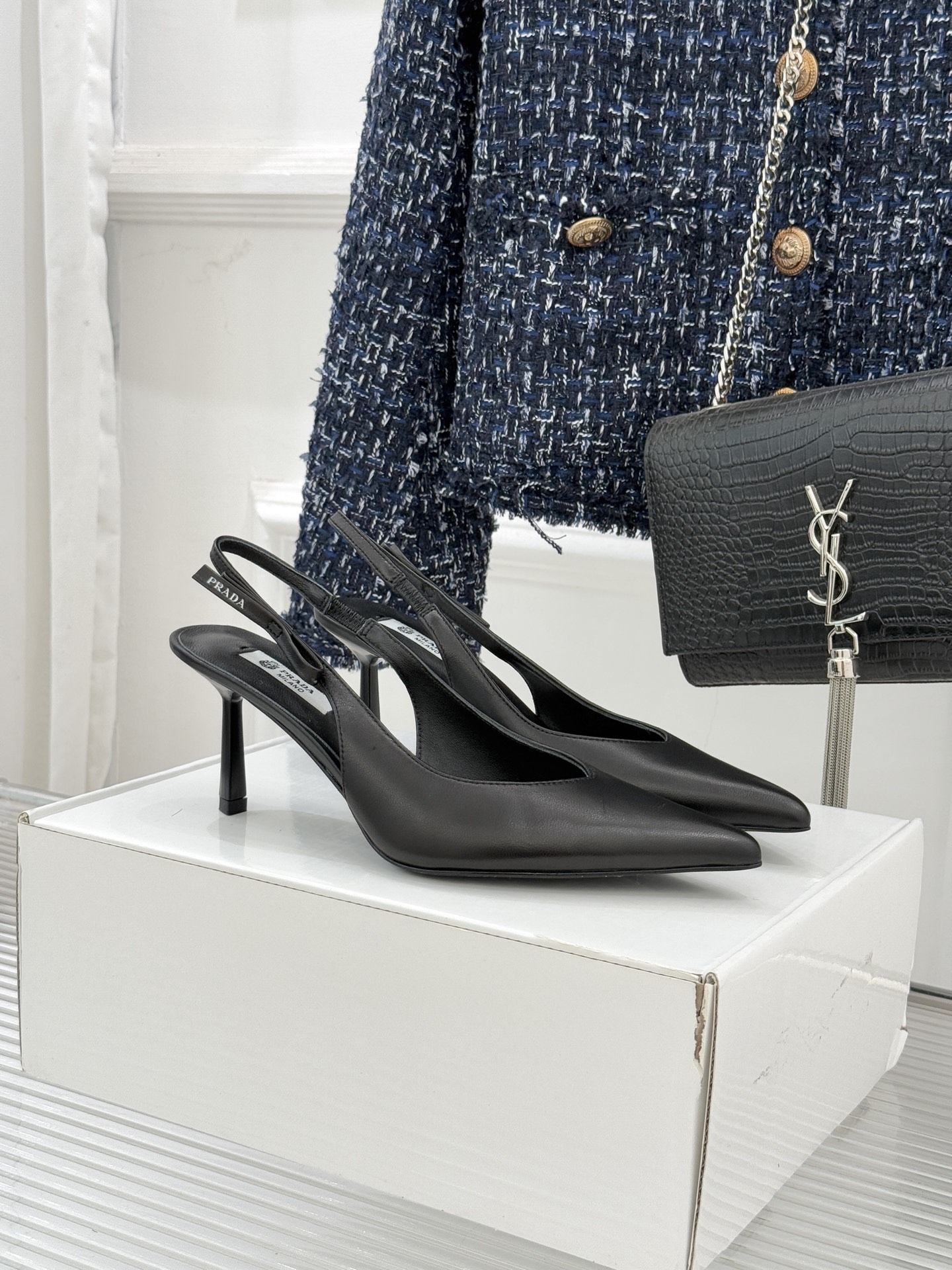 （原版飞机盒＋10）Prada/普拉达26WF早春新品尖头中空凉鞋高跟鞋当亮橙色秀场的阳光穿透钢窗这双走