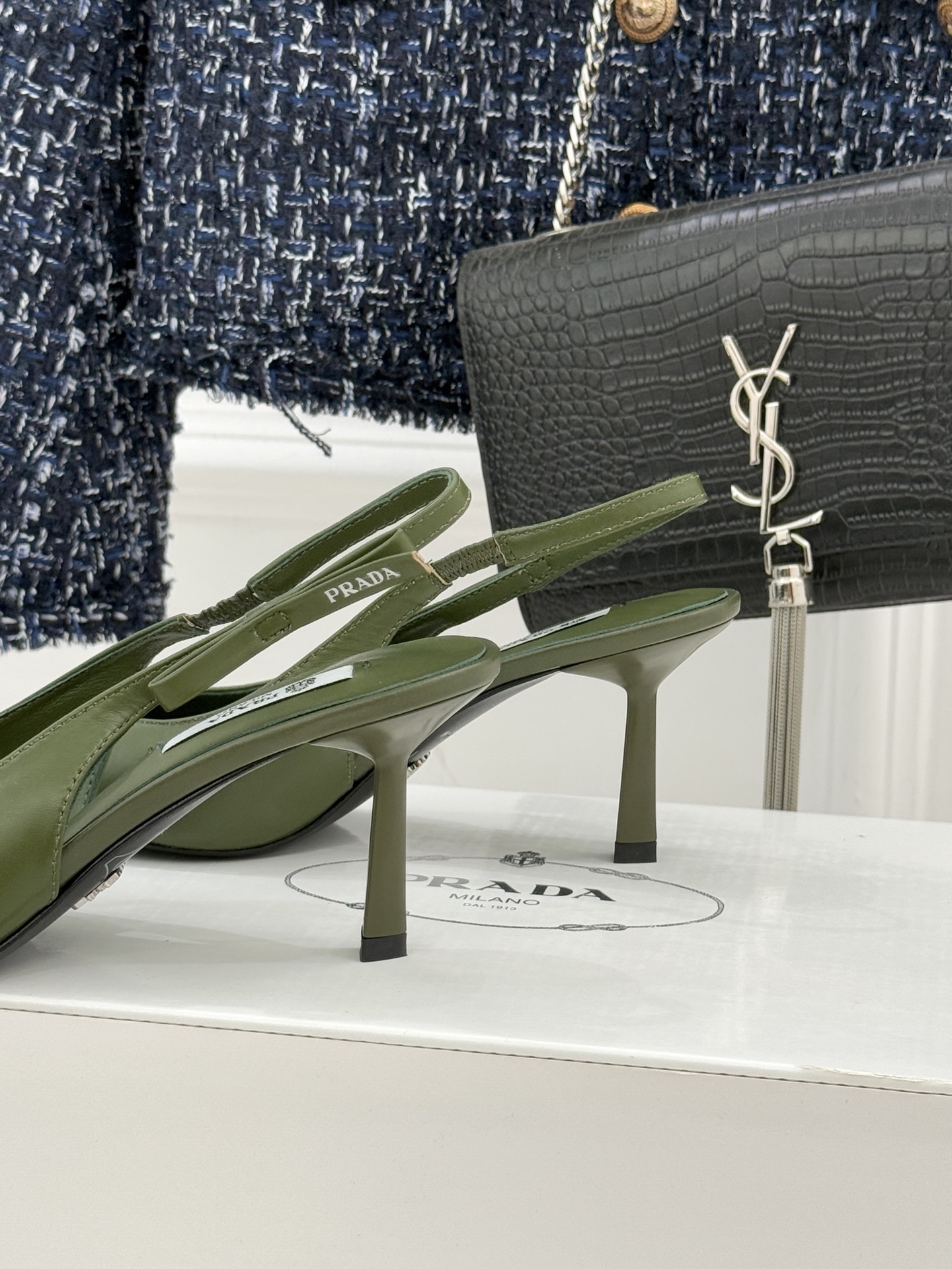 （原版飞机盒＋10）Prada/普拉达26WF早春新品尖头中空凉鞋高跟鞋当亮橙色秀场的阳光穿透钢窗这双走