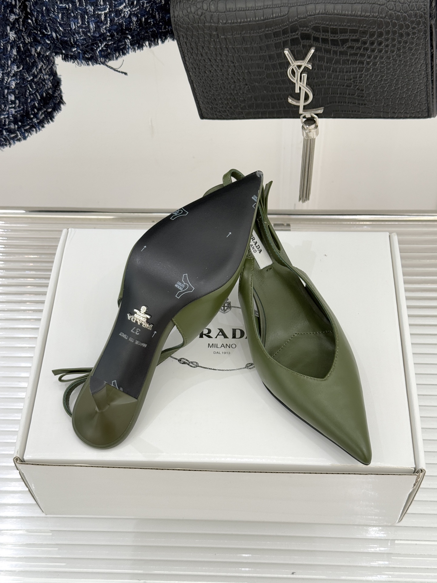 （原版飞机盒＋10）Prada/普拉达26WF早春新品尖头中空凉鞋高跟鞋当亮橙色秀场的阳光穿透钢窗这双走