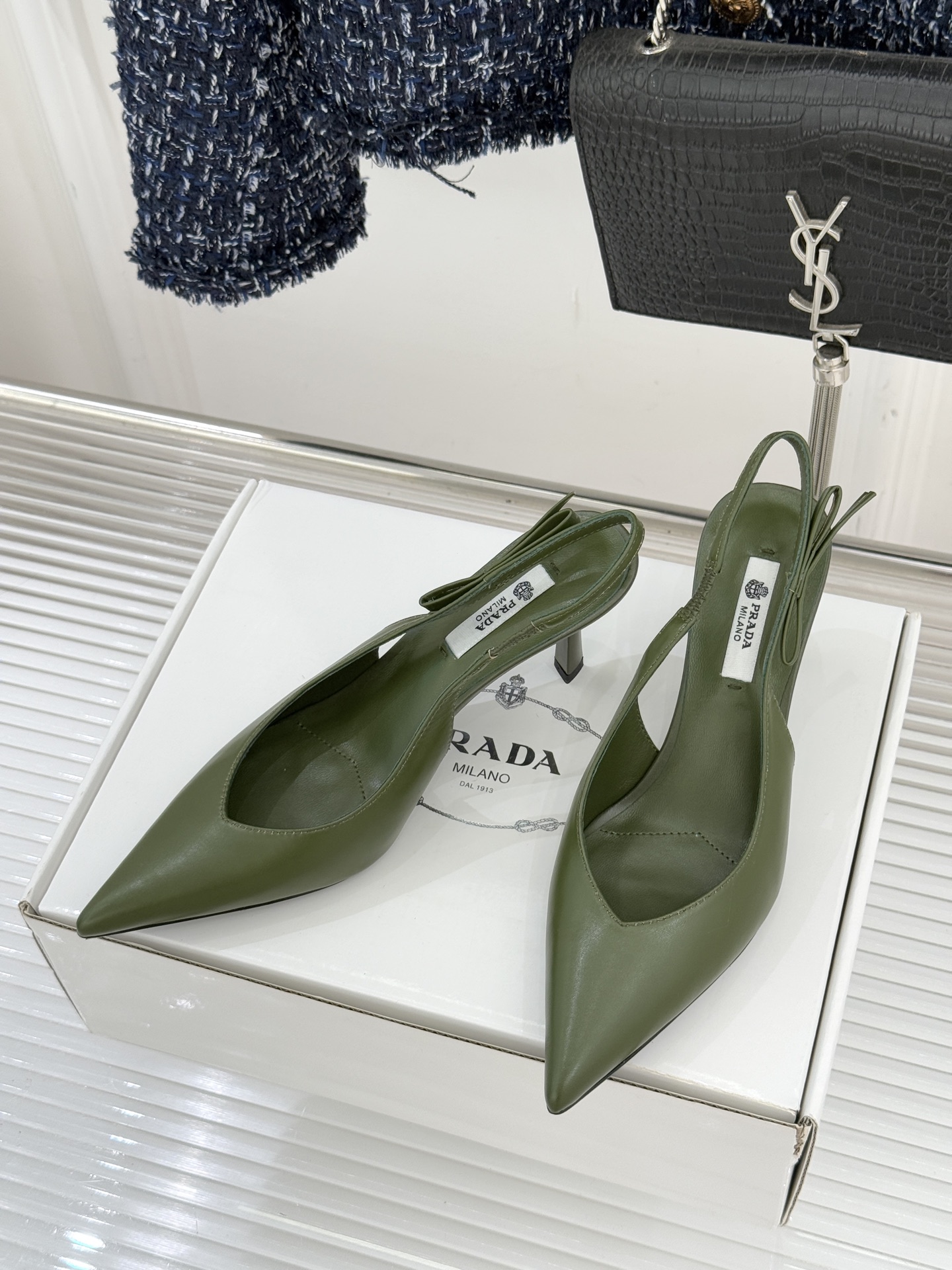 （原版飞机盒＋10）Prada/普拉达26WF早春新品尖头中空凉鞋高跟鞋当亮橙色秀场的阳光穿透钢窗这双走