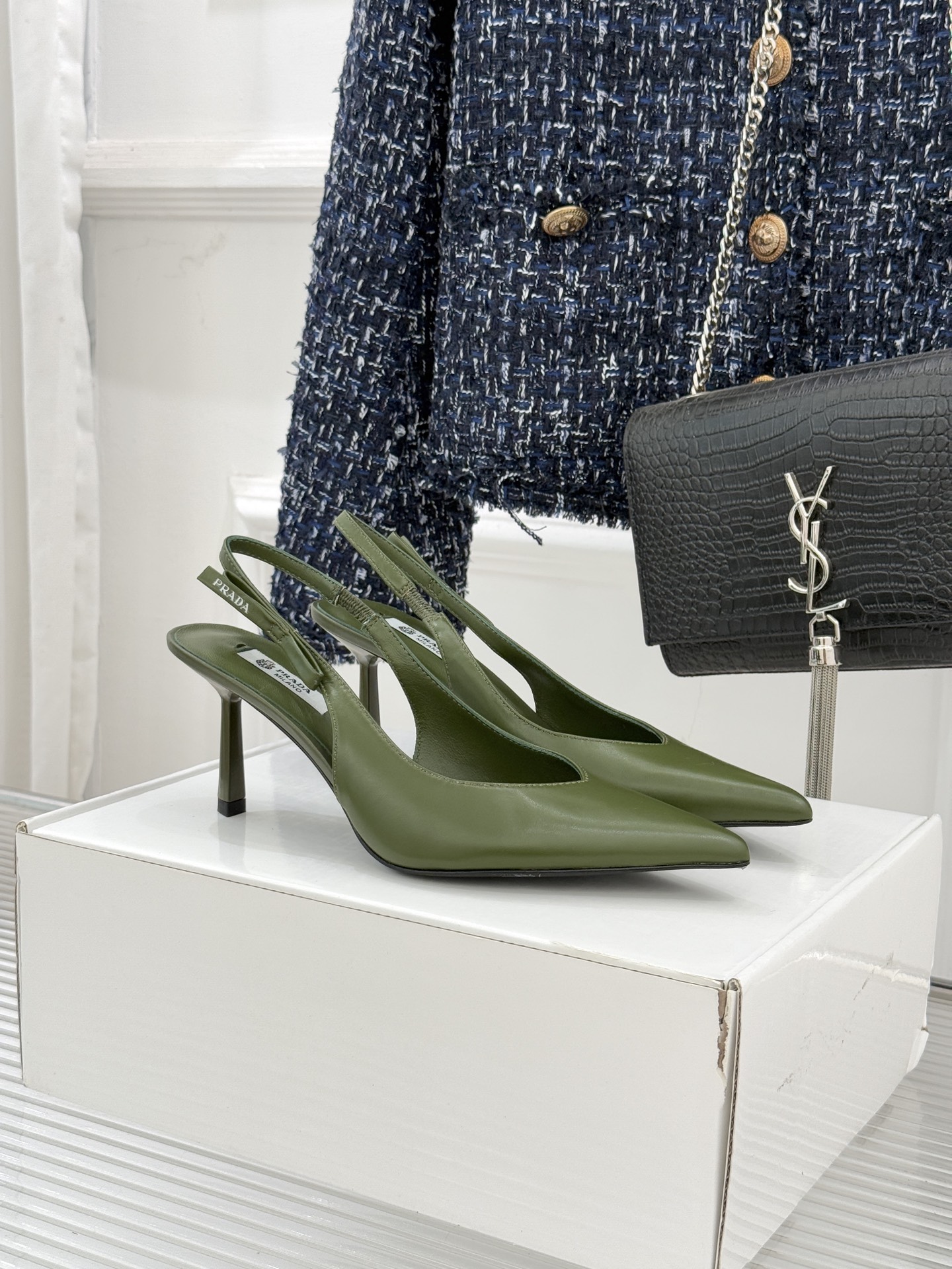 （原版飞机盒＋10）Prada/普拉达26WF早春新品尖头中空凉鞋高跟鞋当亮橙色秀场的阳光穿透钢窗这双走